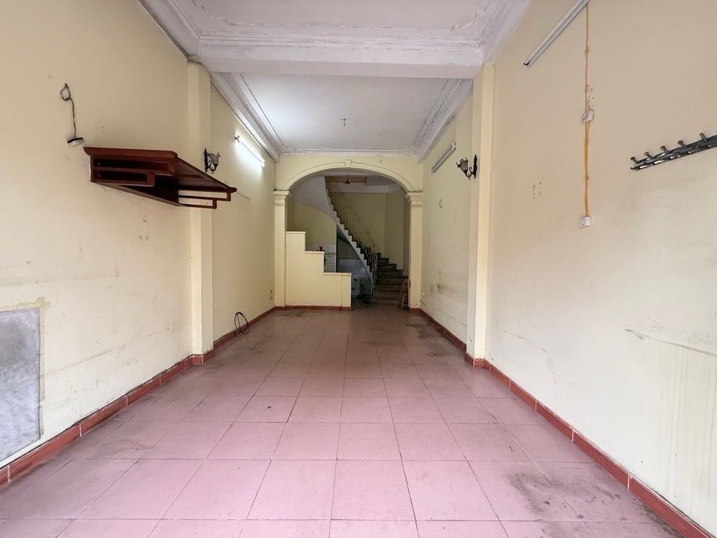 mặt phố hoàng sâm DT 36m x3 tầng nhà cũ giá 21,5 tỷ lô góc,kinh doanh đỉnh