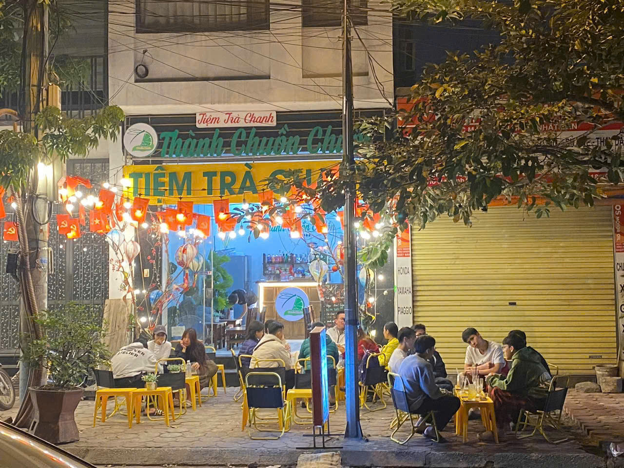 SANG NHƯỢNG QUÁN CAFE VIEW HỒ HẠ ĐÌNH - THANH XUÂN Quán nằm vị trí đắc địa, mặt đường to, đông người qua lại