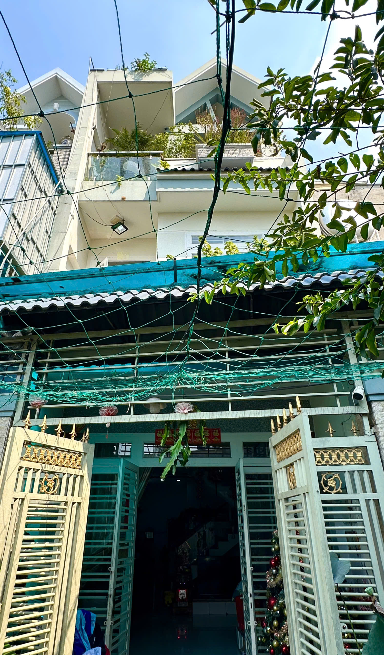 Bình Tân: Nhà 3 tầng, 4 phòng ngủ, sổ hồng, hẻm 8, 61m2 - Giá 5.2 tỷ. Cơ hội vàng an cư, vị trí đẹp, tiện ích xung