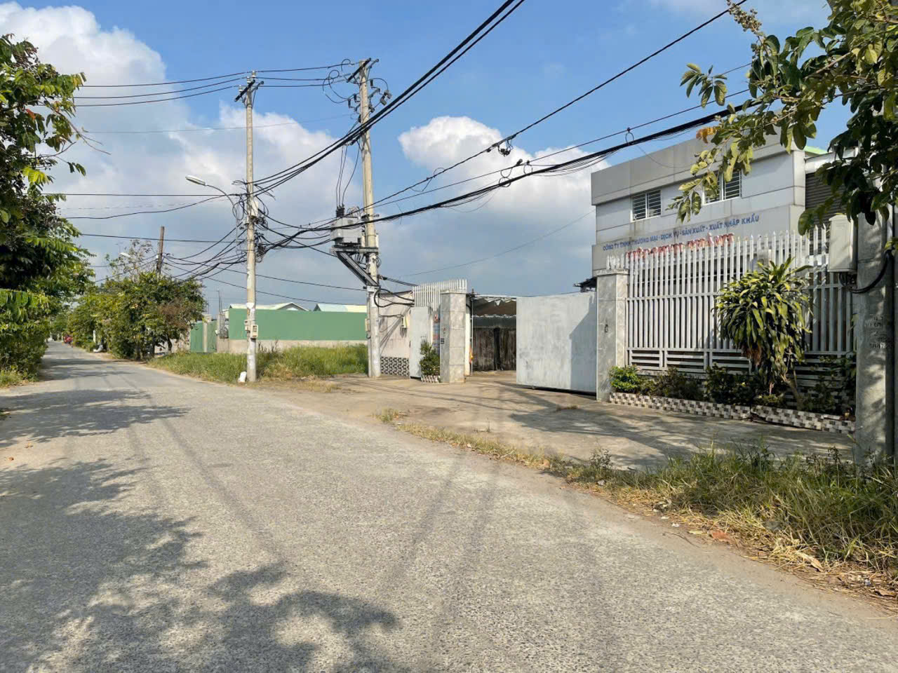 XƯỞNG MẶT TIỀN TRẦN THỊ HƠN 2.400M² FULL THỔ – CONTAINER CHỈ 58T