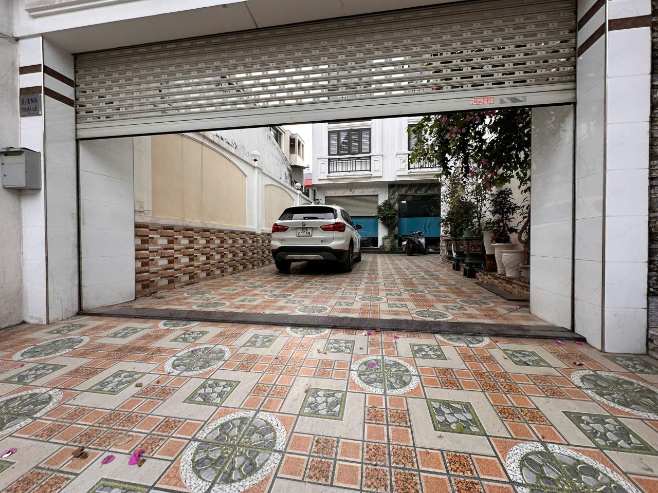 Nhà Trại Lẻ - 55m 4 tầng - sân cực rộng - Ô.tô đỗ sân - Ngõ nông