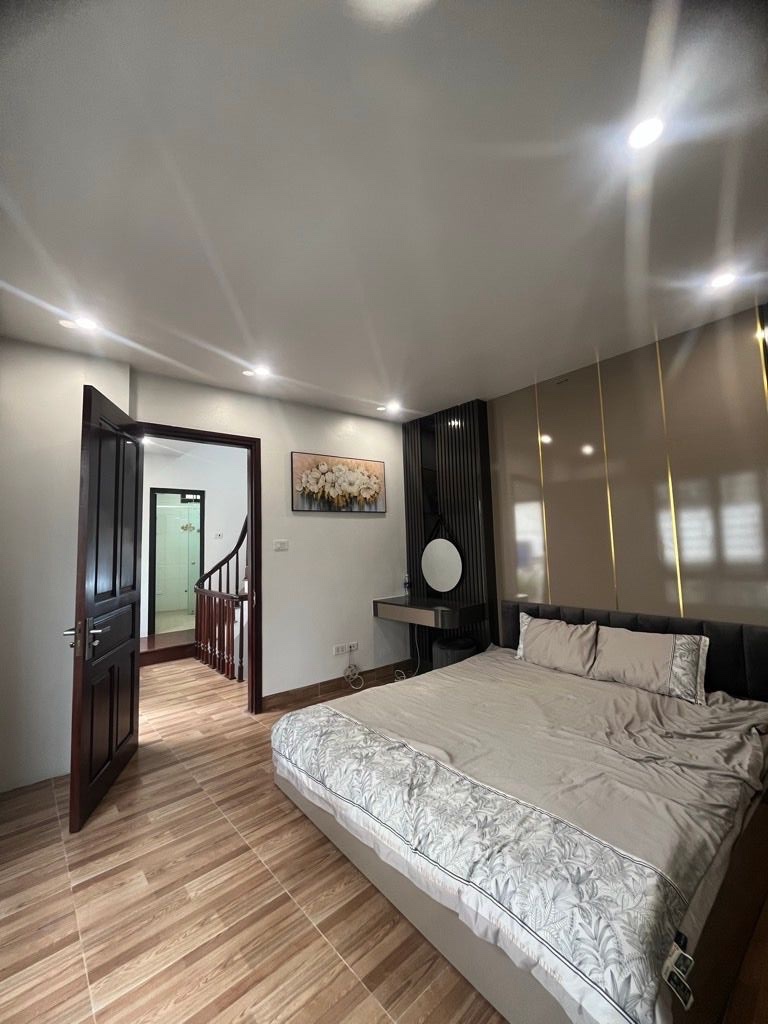 mặt phố đồng cổ tây hồ 31m x6 tầng 15,5 tỷ kinh doanh,ô tô tránh đỗ,gần hồ
