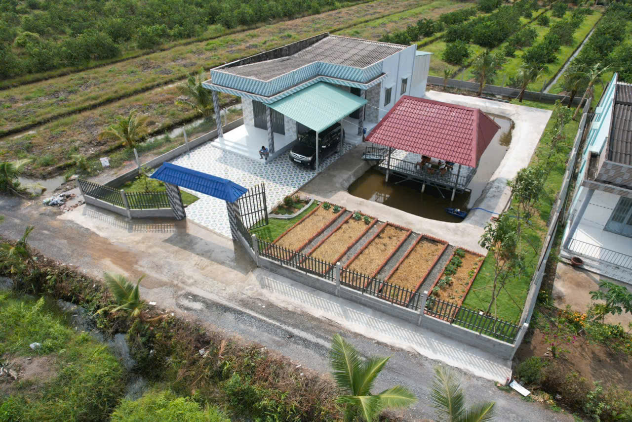 Bán nhà vườn thuỷ tạ xã Bình Đức tdt 709m2 có 2pn,1wc, sân oto giá 1,9 tỷ