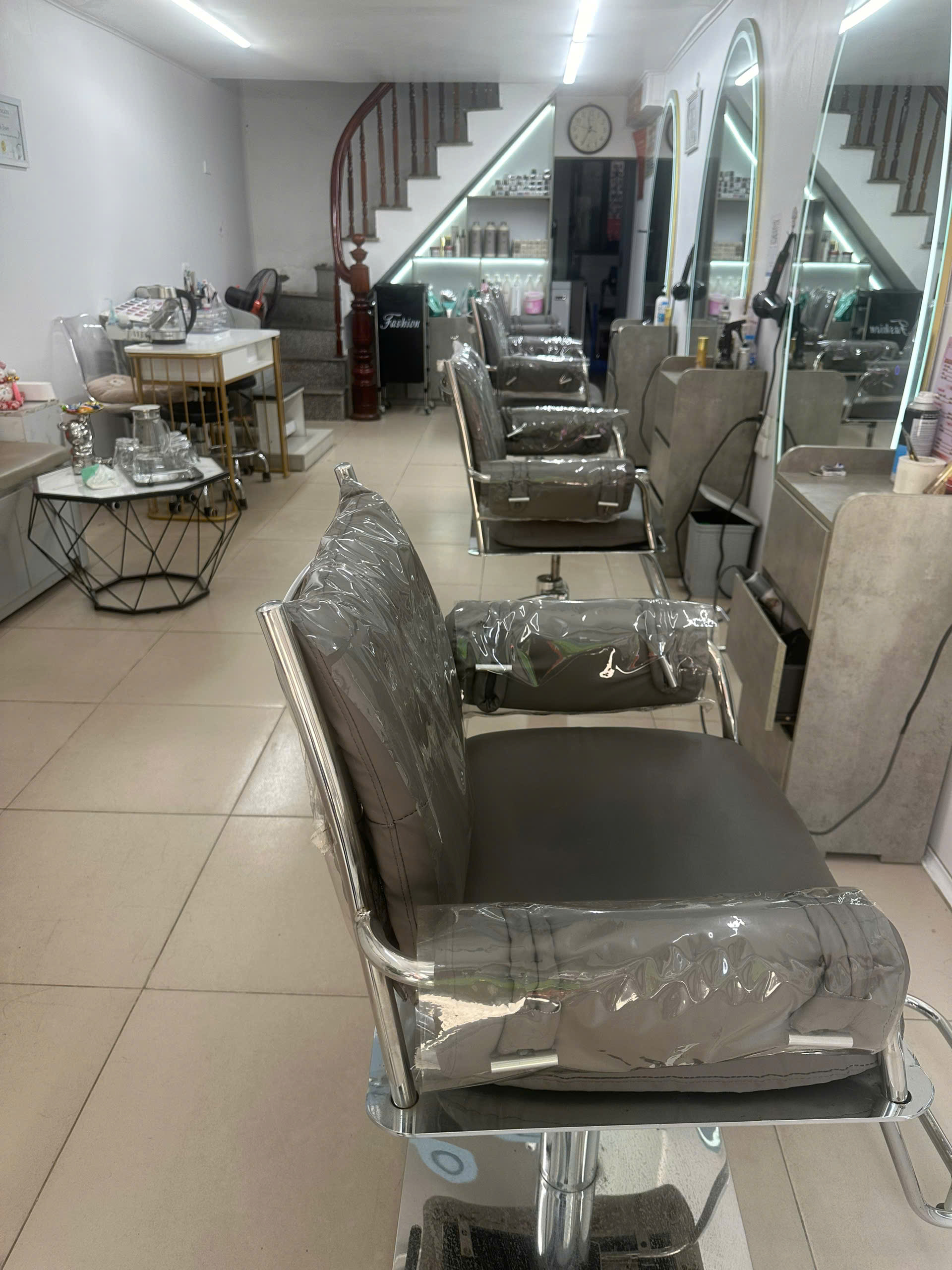 CHÍNH CHỦ CẦN NHƯỢNG LẠI TIỆM TÓC GIÁ TỐT – CÓ SẴN KHÁCH ,THANH XUÂN ,HÀ NỘI