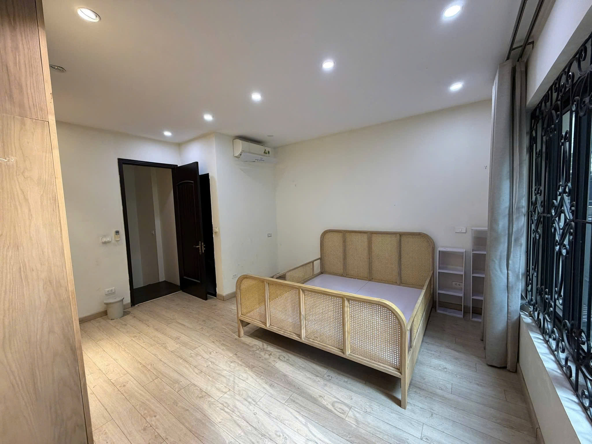 Giảm chào 200tr! Bán nhà Nguyễn Trường Tộ, 40m2, 4 tầng, mặt tiền 5m, 16 tỷ, nhà đẹp ở luôn