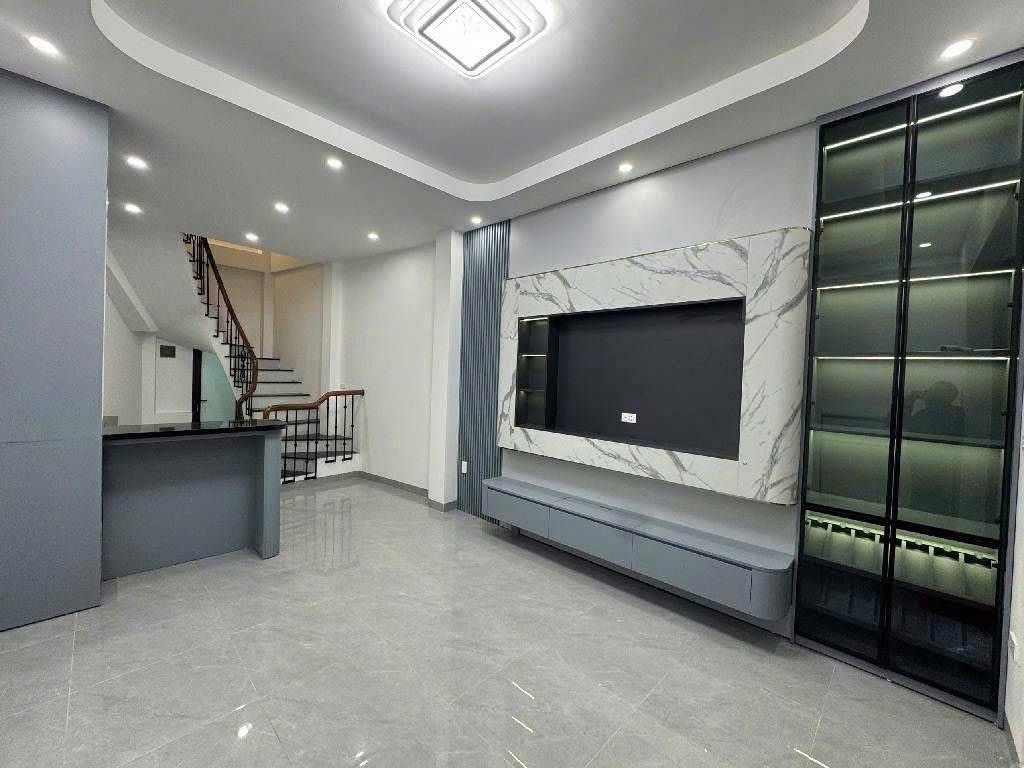 Bán Nhà Chợ Khâm Thiên. Đống Đa. DT 33m2. MT 4m. 5 Tầng. Giá 8.8 Tỷ.