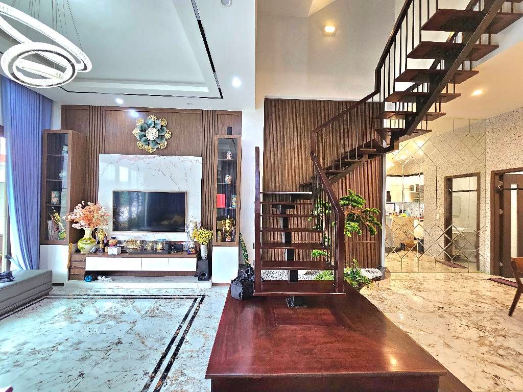 Bán nhà Kim Mã, 85m2, ô tô vào nhà, khu trung tâm, nhà đẹp ở ngay, chỉ 25 tỷ