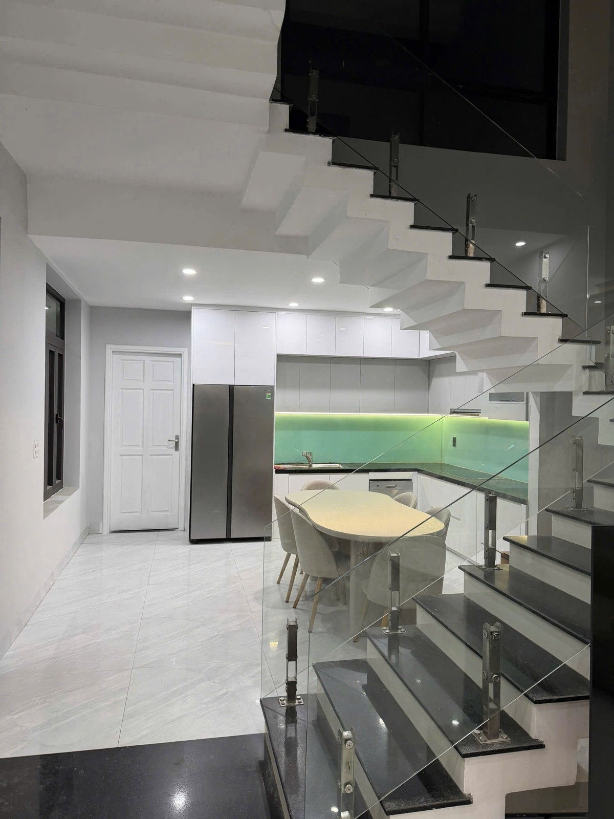 Bán nhà MT Cách Mạng Tháng 8 240m2 ngang 6.9m dòng tiền 50tr giá 21.9 tỷ