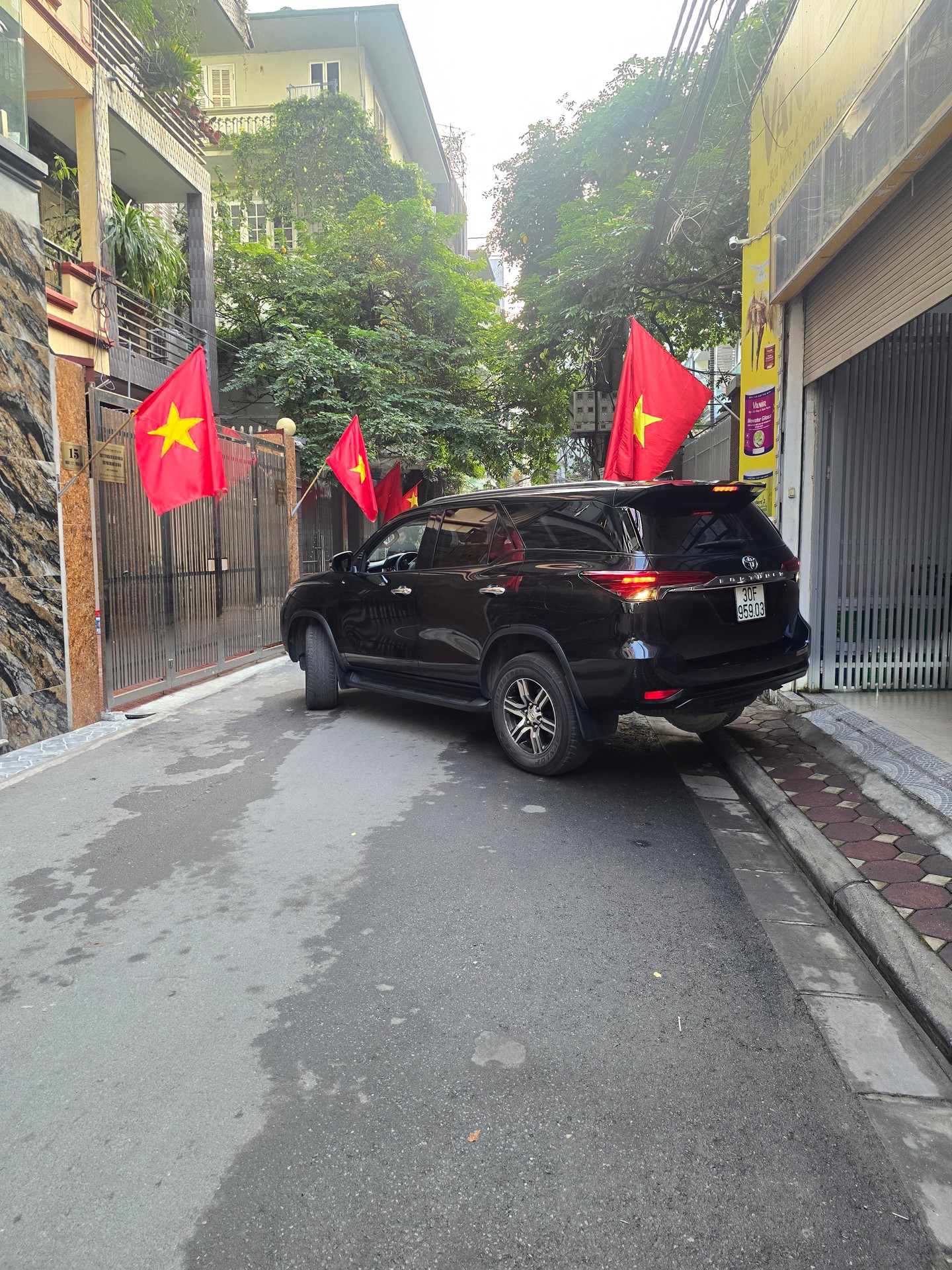 BÁN NHÀ PHÂN LÔ - VỈA HÈ - Ô TÔ TRÁNH - THANG MÁY - 50M RA PHỐ THÁI HÀ - NGÕ THÔNG -KINH DOANH