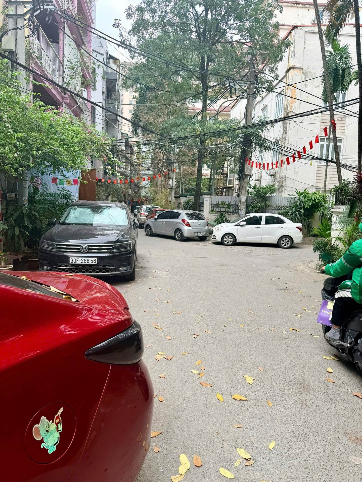 NHÀ PHÂN LÔ OTO TRÁNH - GẦN HỒ TÂY THOÁNG MÁT - HAI NGÕ ĐI VÀO NHÀ - BIỆT THỰ SÂN VƯỜN - CẦU THANG VÀ CỬA TOÀN GỖ LIM.