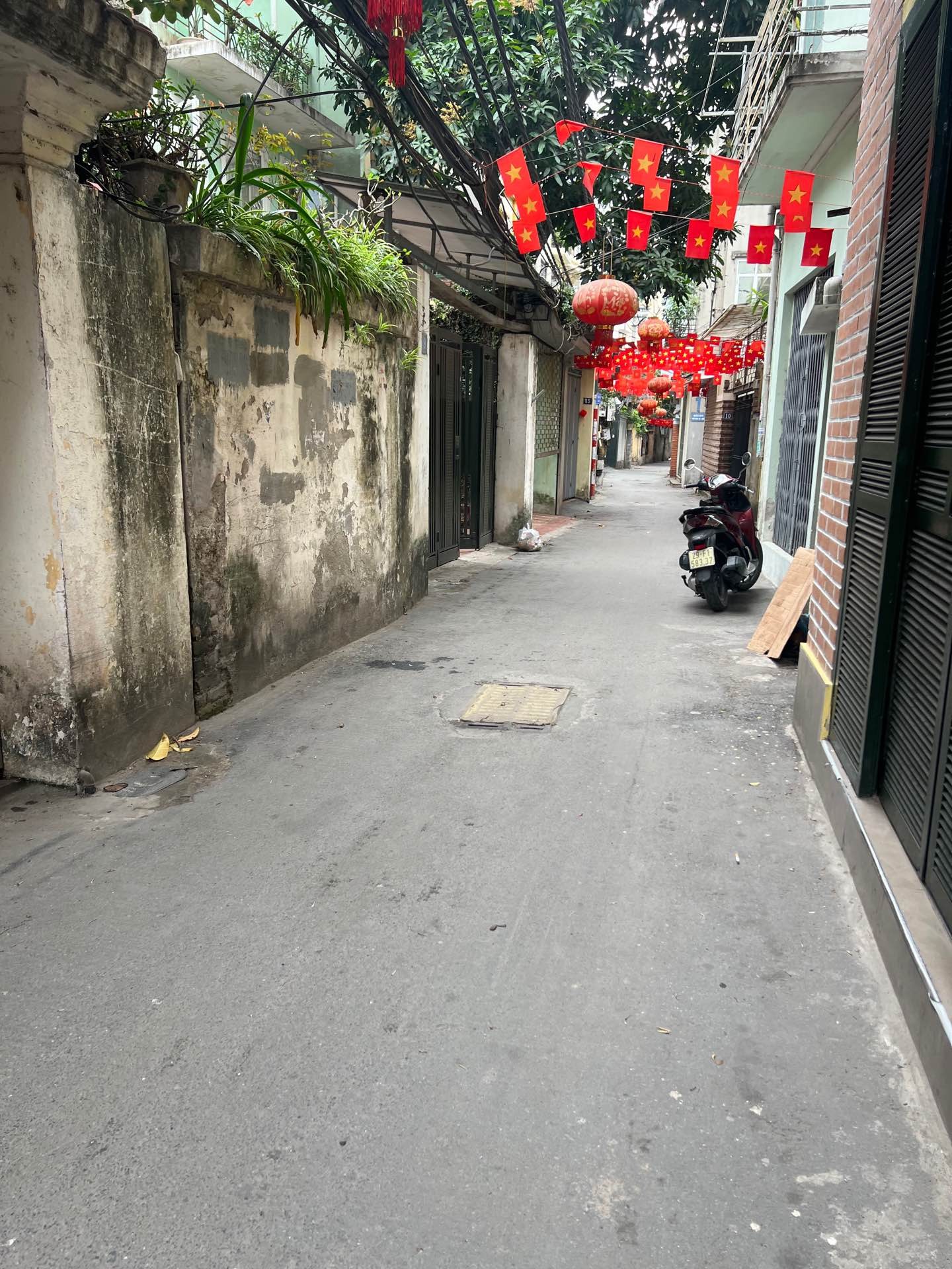Bán mảnh đất, Oto vào đất, vị trí cực đẹp .Diện tích: 104m' - LÔ GÓC 3 MẶT THOÁNG-Cách mặt phố Võng Thị chỉ 10 mét-Cách Hồ Tây khoảng 200 mét - đi bộ vài p