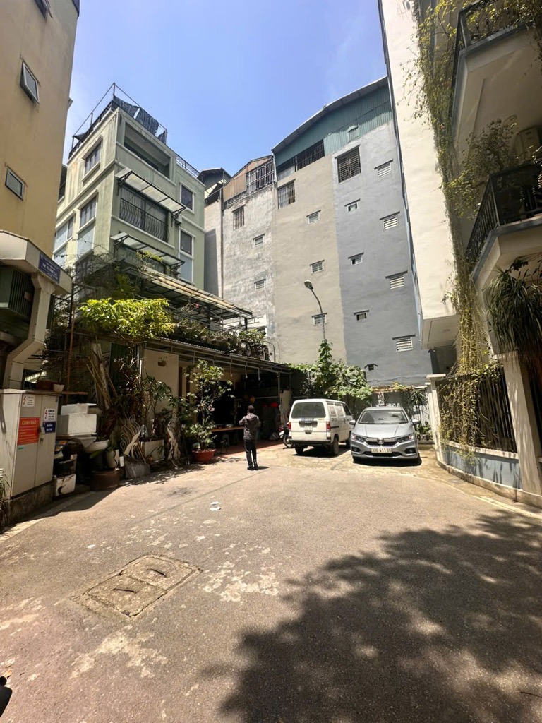 BÁN NHÀ VIP XUÂN LA, TRƯỚC NHÀ ĐỖ 5 Ô TÔ, KHU YÊN TĨNH, Ở SƯỚNG SẮN Ô CHỜ THANG MÁY. GẦN CÁC TRƯỜNG MG- TH-THCS