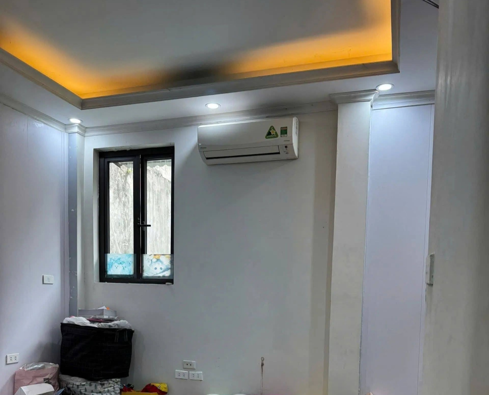 Nằm ngay sau mặt phố Trần Hưng Đạo đúng 1 căn, vài bước chân là chạm trục phố lớn trung tâm.