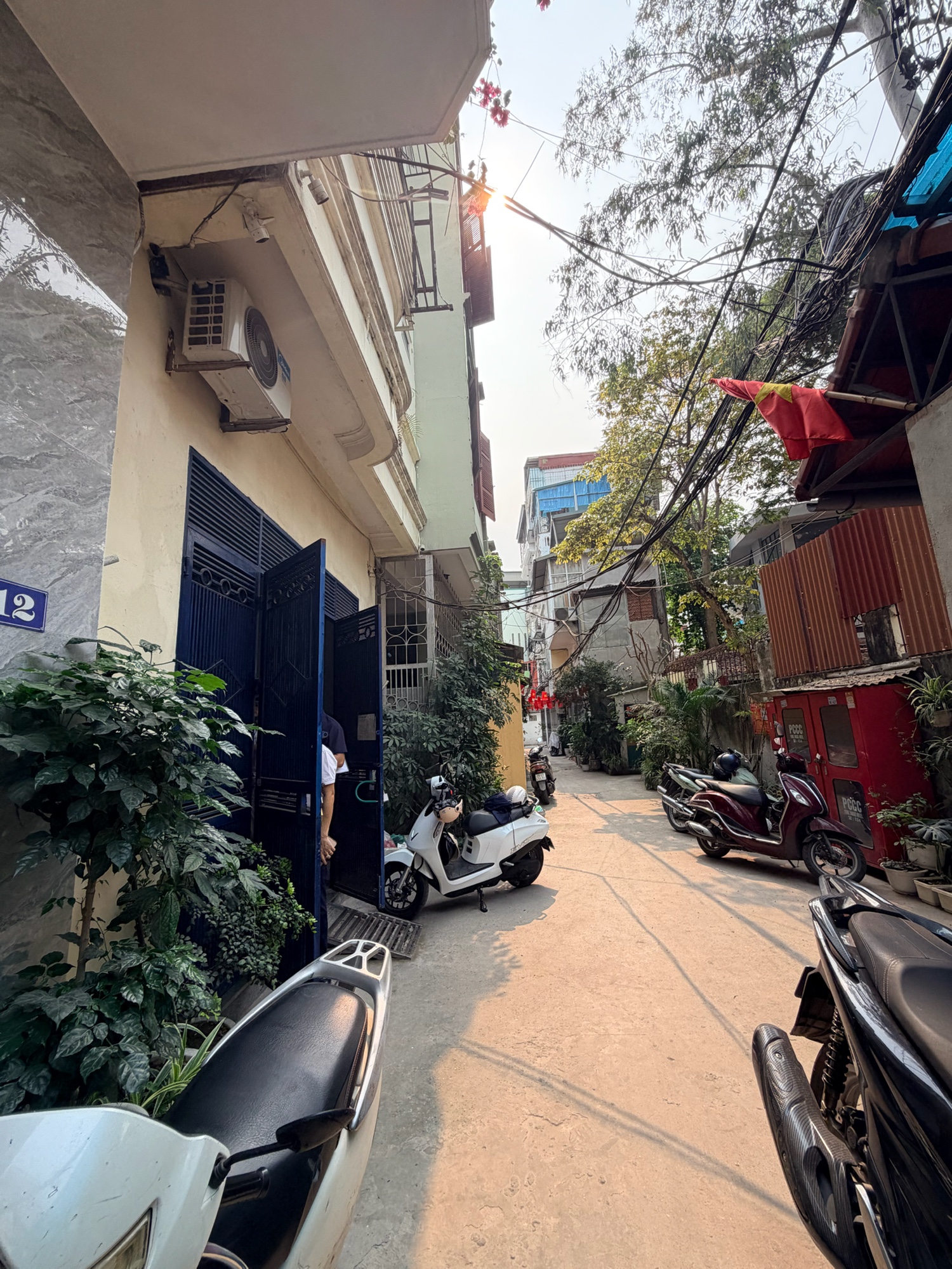 BÁN NHÀ PHỐ CẦU GIẤY - Ô TÔ ĐỖ CỬA - GẦN PHỐ - GARA Ô TÔ - 2 THOÁNG TRƯỚC SAU- AN SINH TỐT