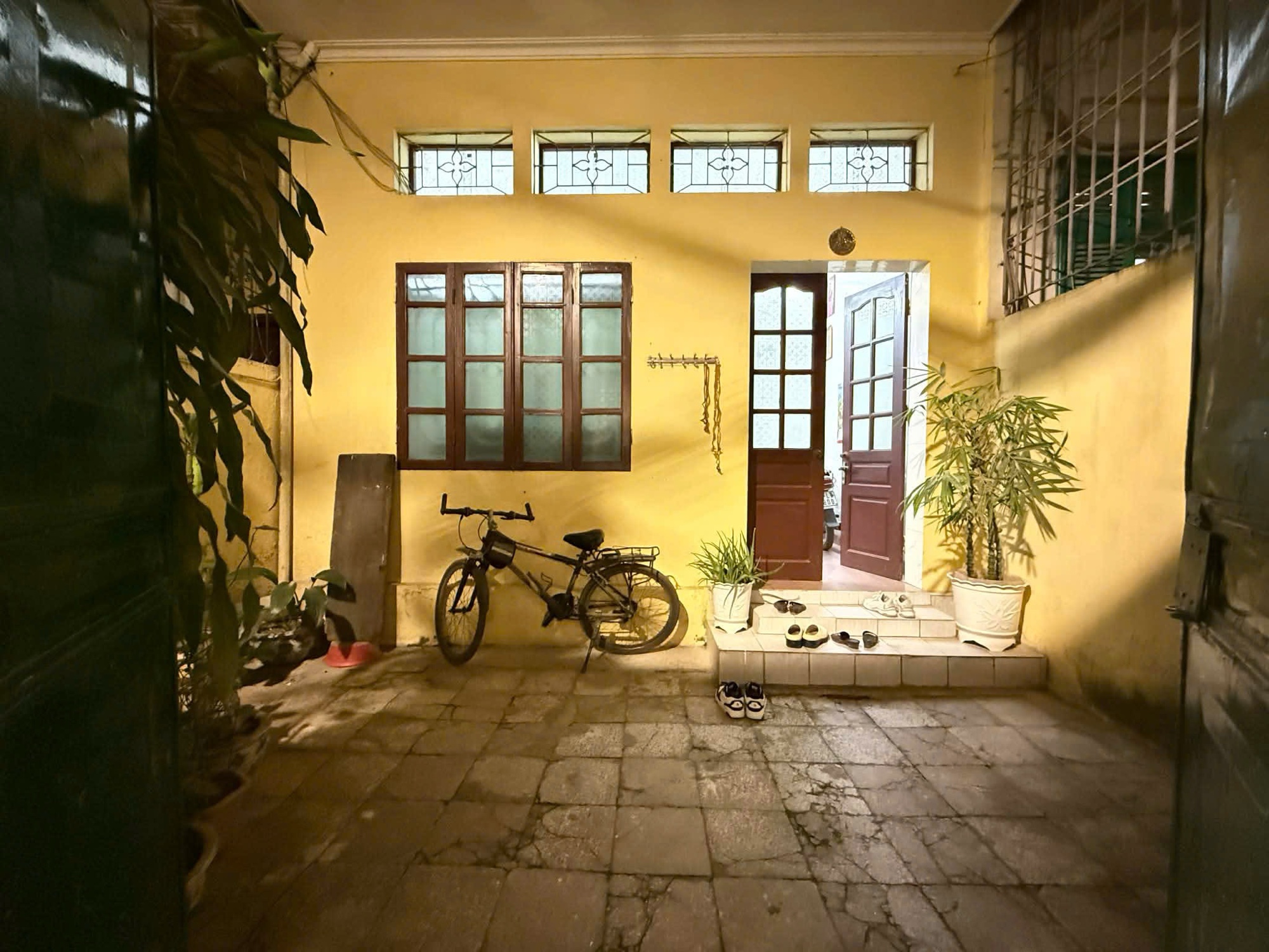 BÁN NHÀ HỒ TÂY LỘNG GIÓ-DIỆN TÍCH RỘNG XÂY TOÀ CCMN HẾT Ý-3 BƯỚC RA HỒ TÂY-NGÕ THÔNG-SỔ ĐỎ ĐẸP- GẦN CÁC TRƯỜNG CẤP 1,2,3 CHU VĂN AN