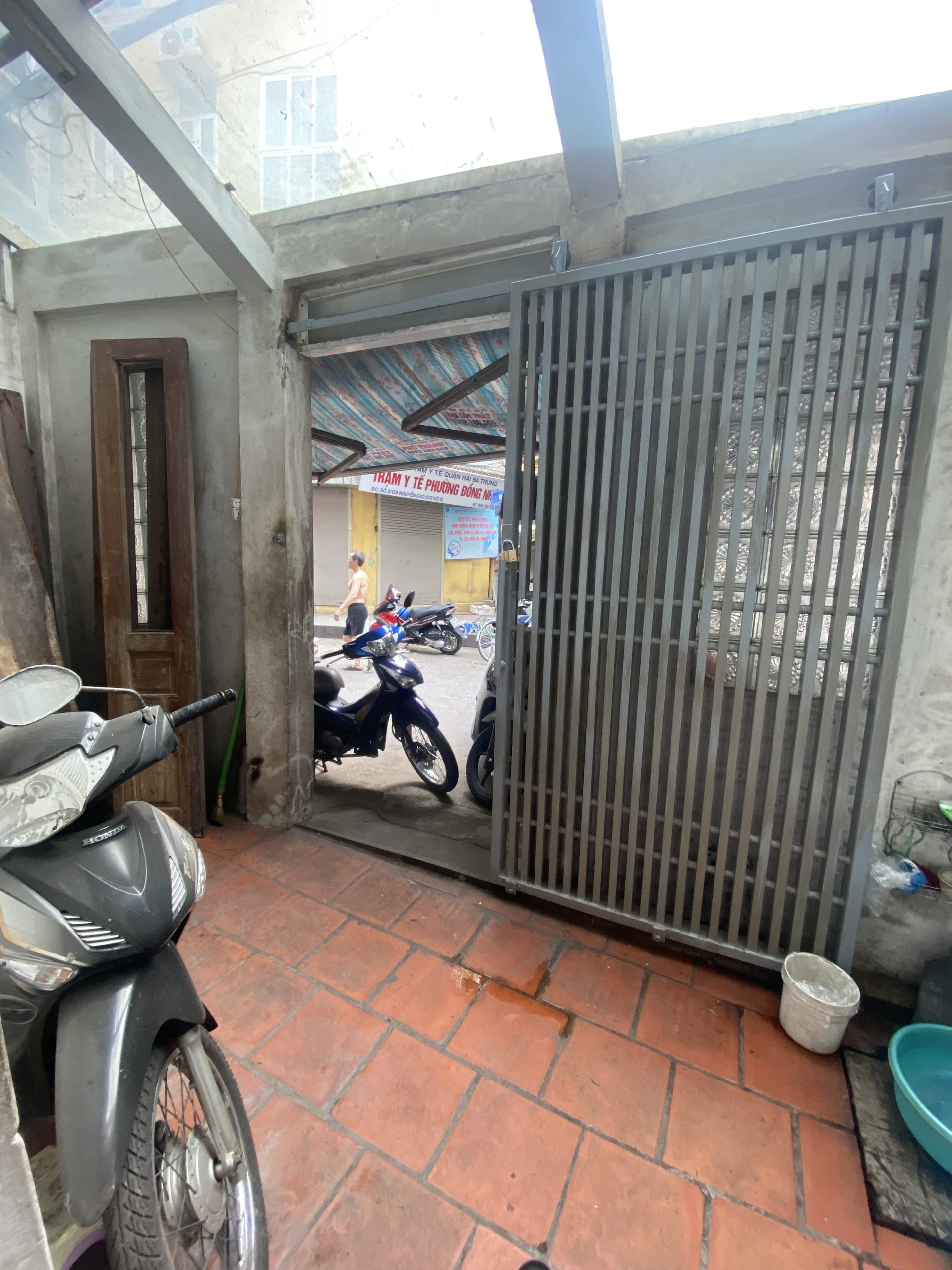 BÁN NHÀ MẶT PHỐ-NGÃ BA-LÔ GÓC-TRUNG TÂM QUẬN HBT-NGAY CHỢ NGUYỄN CAO-KINH DOANH SẦM UẤT-GIÁ RẺ NHƯ TRONG NGÕ