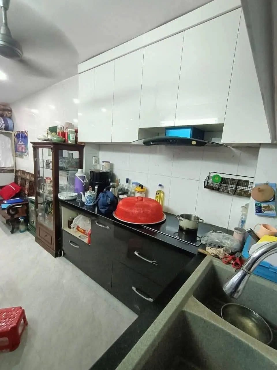 Nằm trên phố Hàng Lược – khu vực kinh doanh cực kỳ sầm uất, đặc biệt nhộn nhịp dịp Tết & du lịch quanh năm.