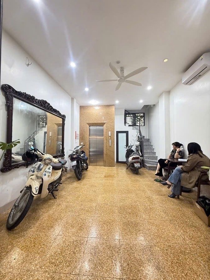Bán Nhà Nguyễn Chí Thanh. Đống Đa. 6 Tầng Thang Máy. Ô Tô. DT 30m2. MT 4.2m. Giá 14.9 Tỷ.