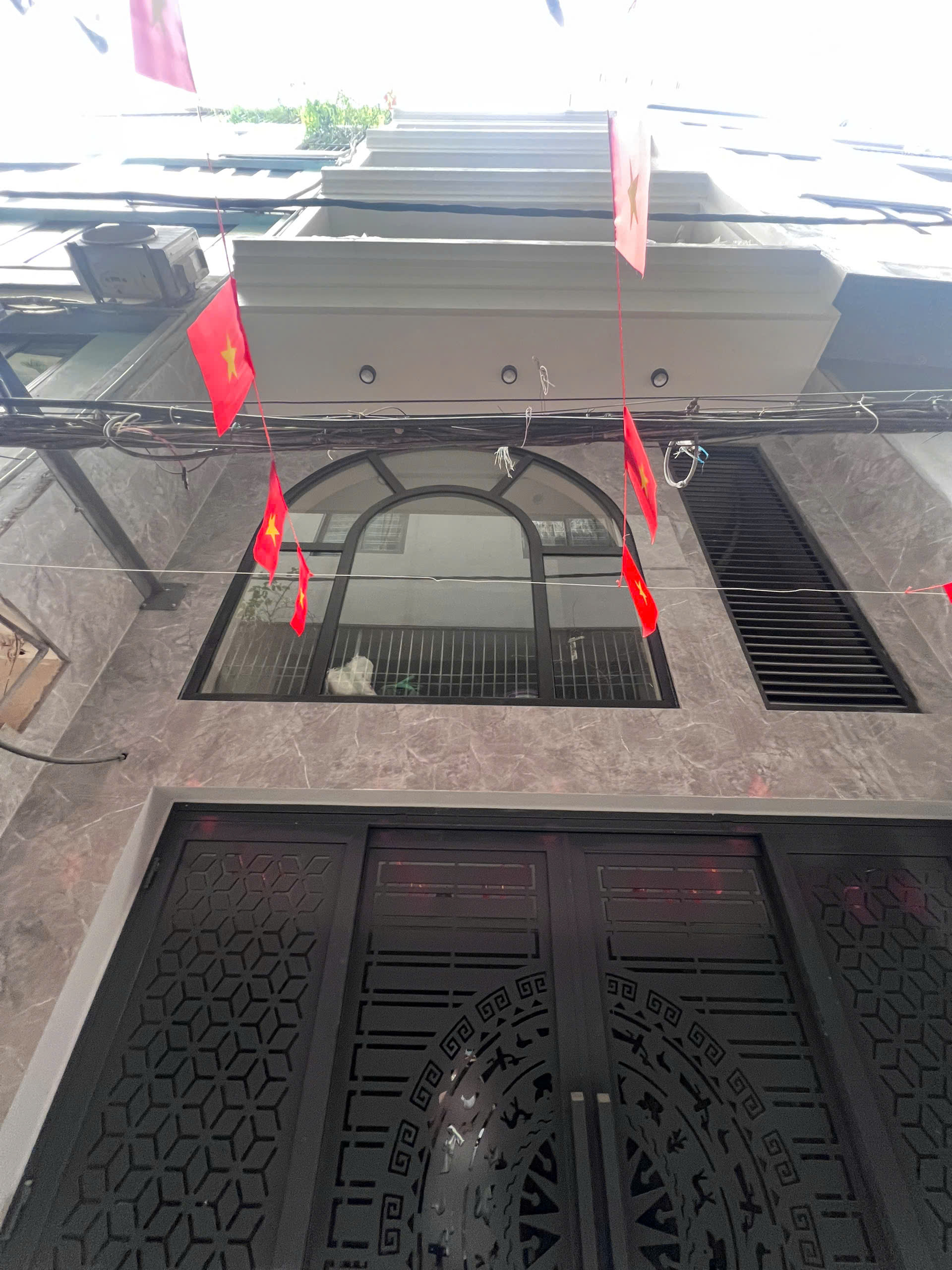 NHÀ MỚI CỨNG – GARA Ô TÔ – THANG MÁY – CẠNH CV HOÀ BÌNH