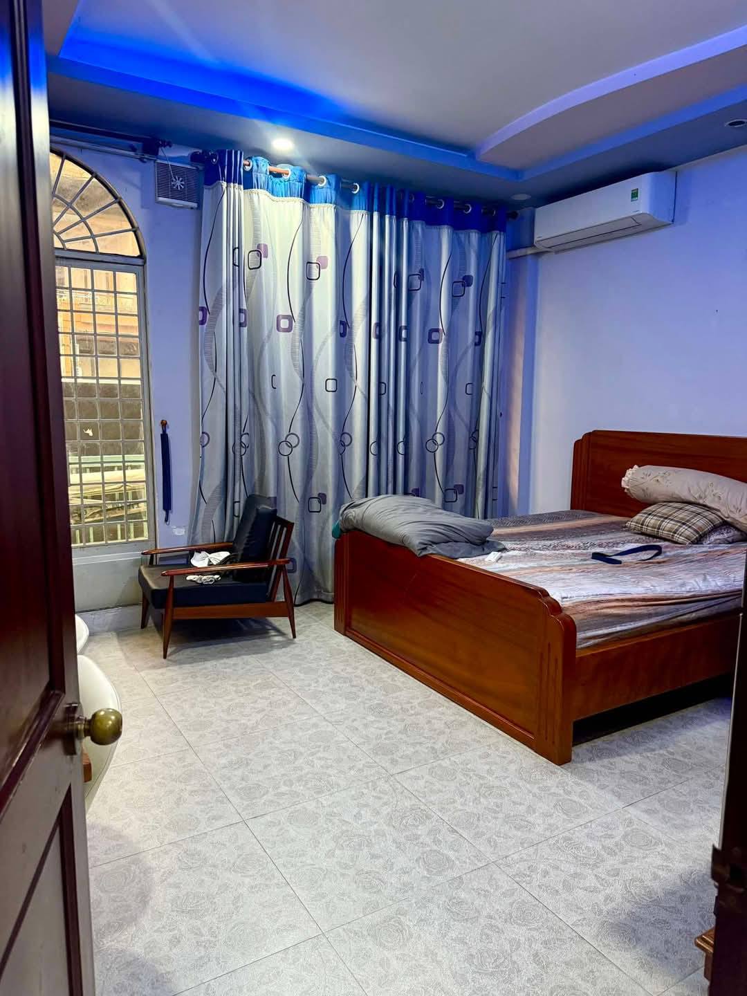 Bán nhà Quận 1, xe hơi vào nhà Đường Lê Thị Riêng, sát mặt tiền, thang máy, Sổ riêng dưới 30 tỷ.