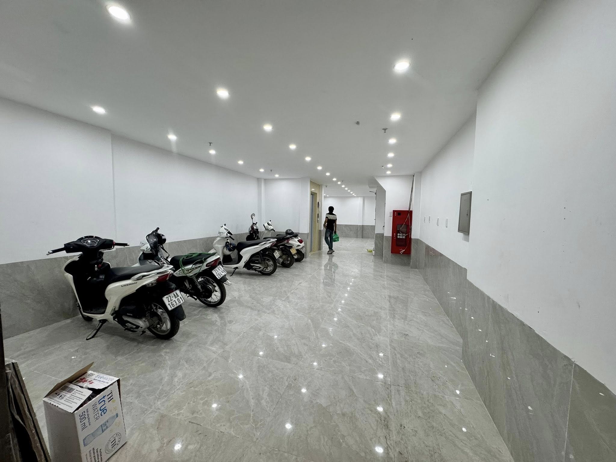BÁN TÒA NHÀ CHDV ĐƯỜNG LÁNG. 100M2 - 7 TẦNG. THANG MÁY. 22 PHÒNG KHÉP KÍN.