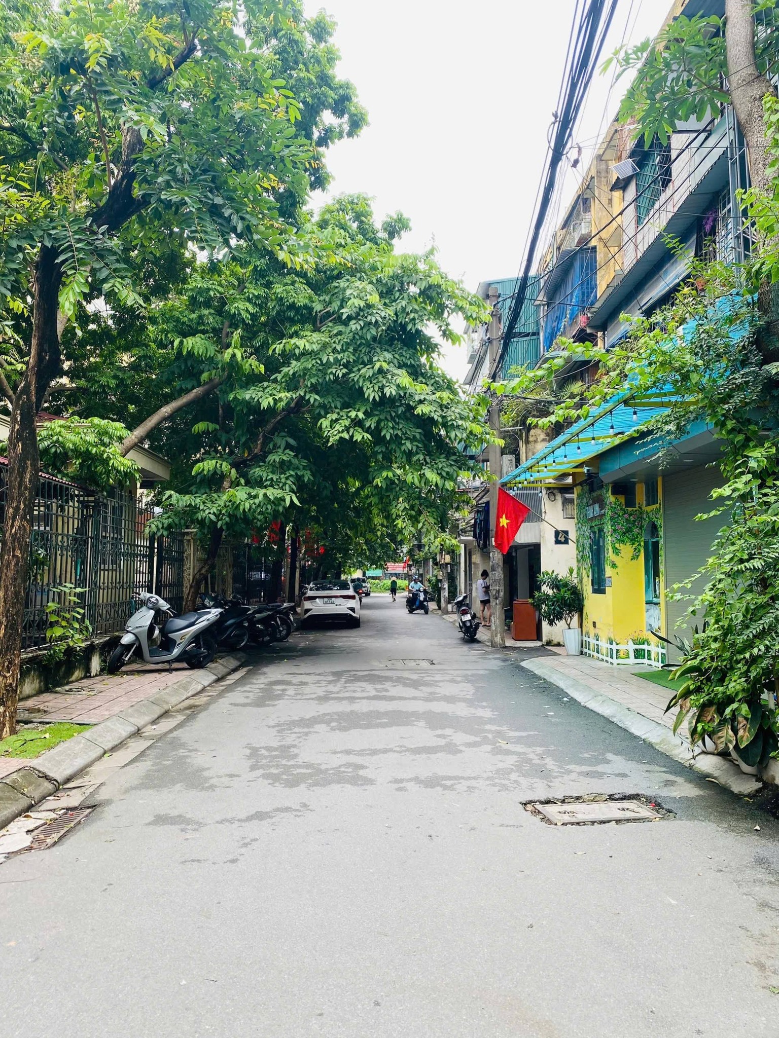 BÁN NHÀ ĐƯỜNG KHUẤT DUY TIẾN. 60M2 - 5 TẦNG. GARA Ô TÔ.