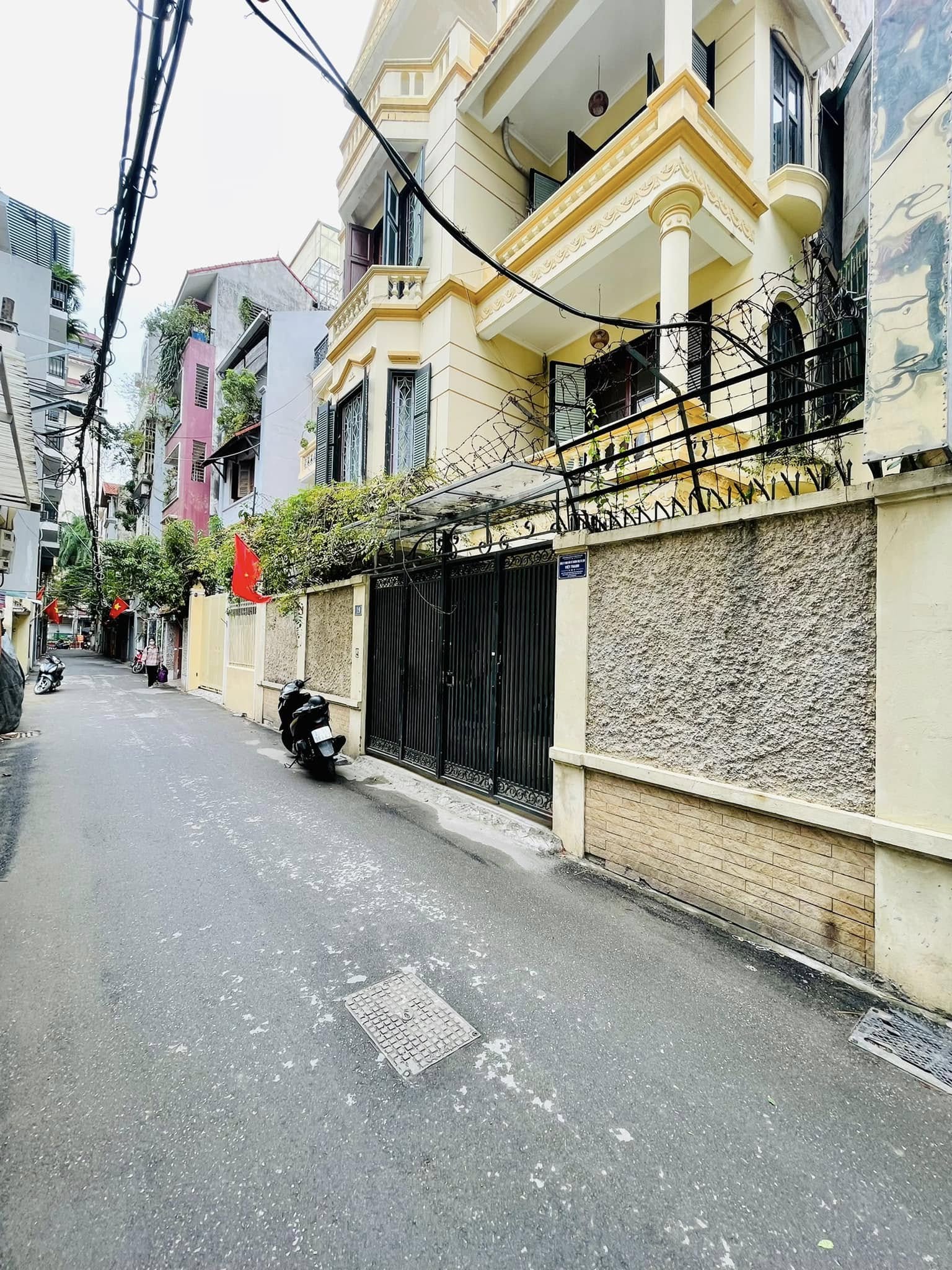 Nhà Vệ Hồ Mặt Tiền 11M 4 Tầng 48 Tỷ Cách Phố 5M -View hồ ô tô đỗ cửa