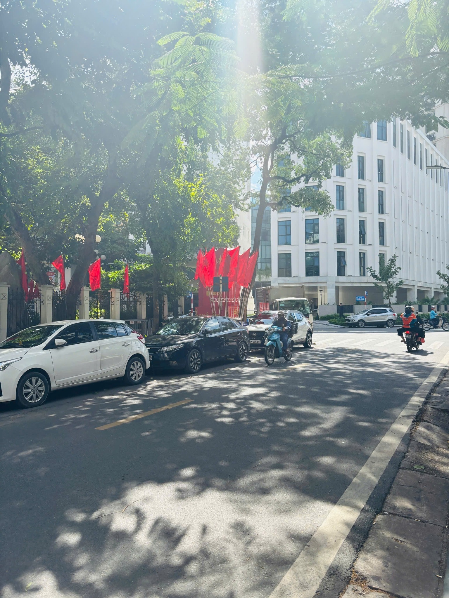 Bán nhà Bà Triệu, mặt phố khu VIP, tòa building 8 tầng, 100m2, mặt tiền 10m