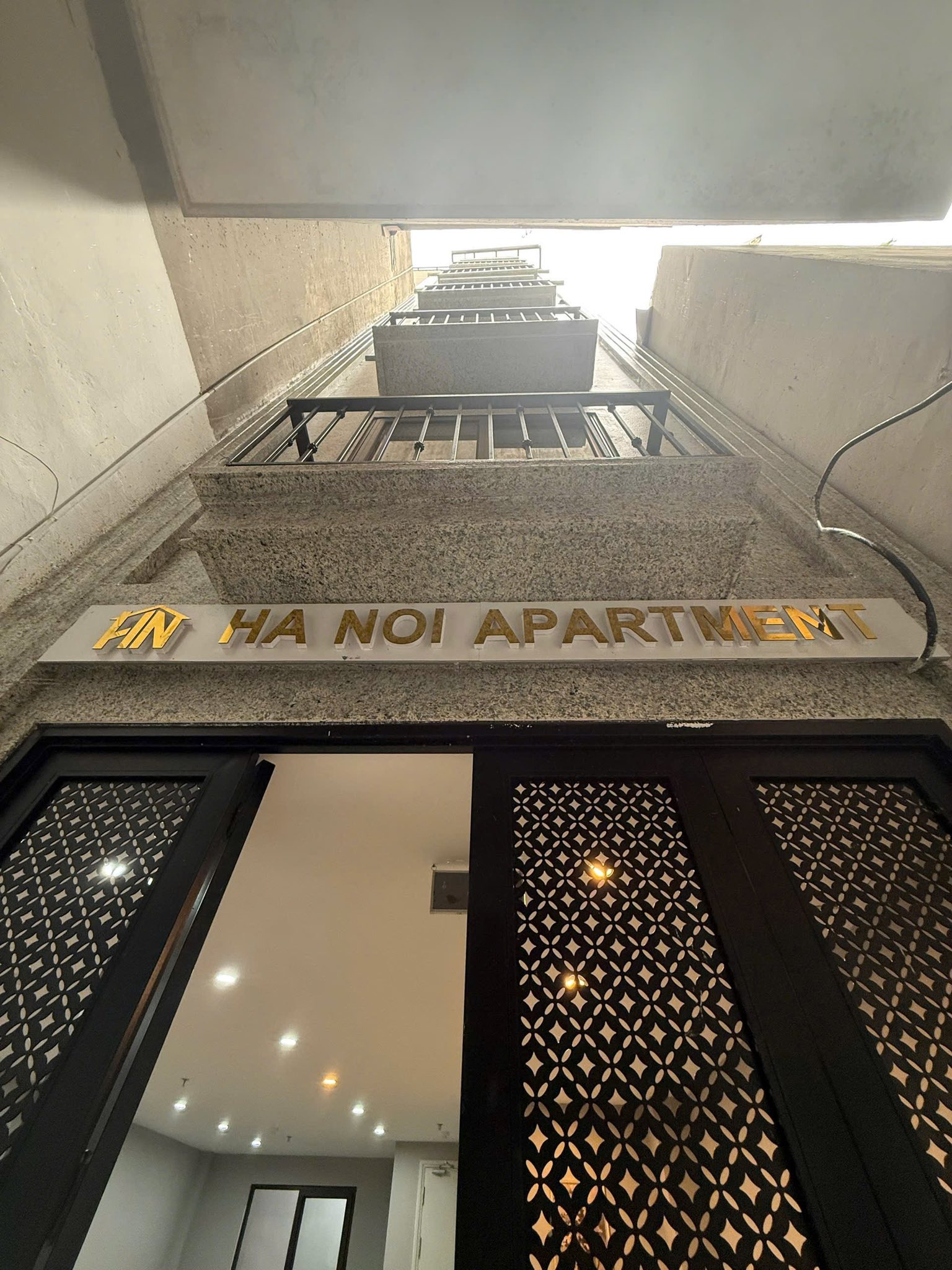 BÁN TÒA NHÀ CHDV ĐƯỜNG HOÀNG HOA THÁM. 8 TẦNG. THANG MÁY. 17 PHÒNG KHÉP KÍN.