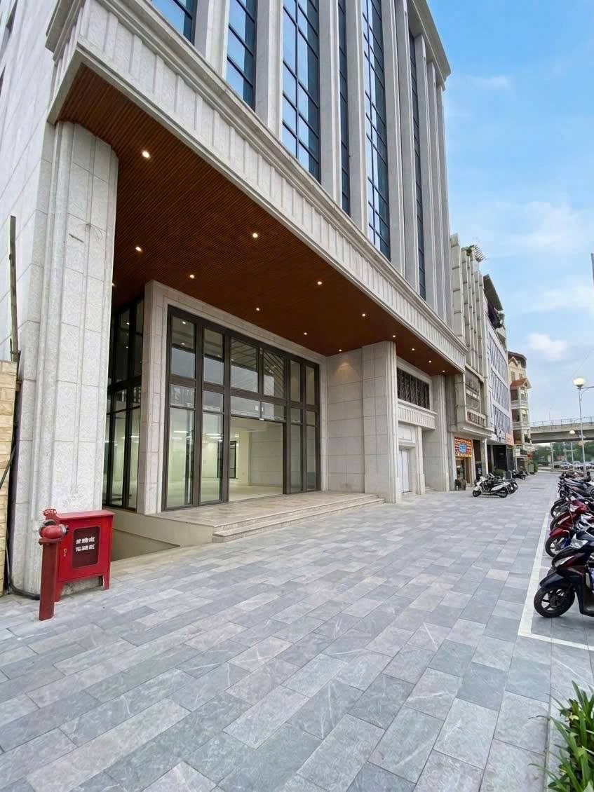BÁN TÒA NHÀ MẶT PHỐ HỒNG TIẾN. LONG BIÊN. 480M2 - 10 TẦNG. THANG MÁY.