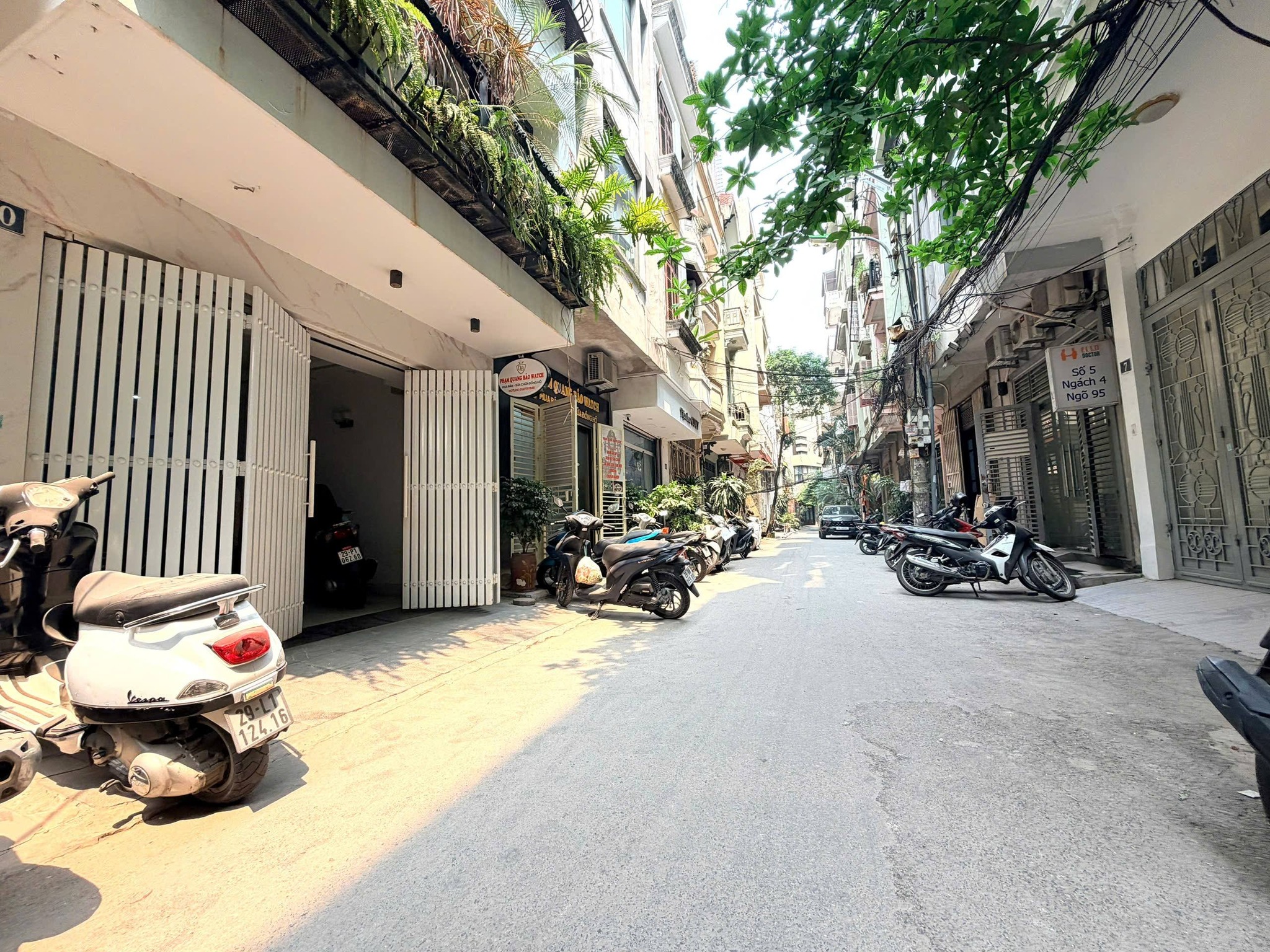 BÁN NHÀ ĐƯỜNG HOÀNG CẦU. 5 TẦNG. GARA Ô TÔ.