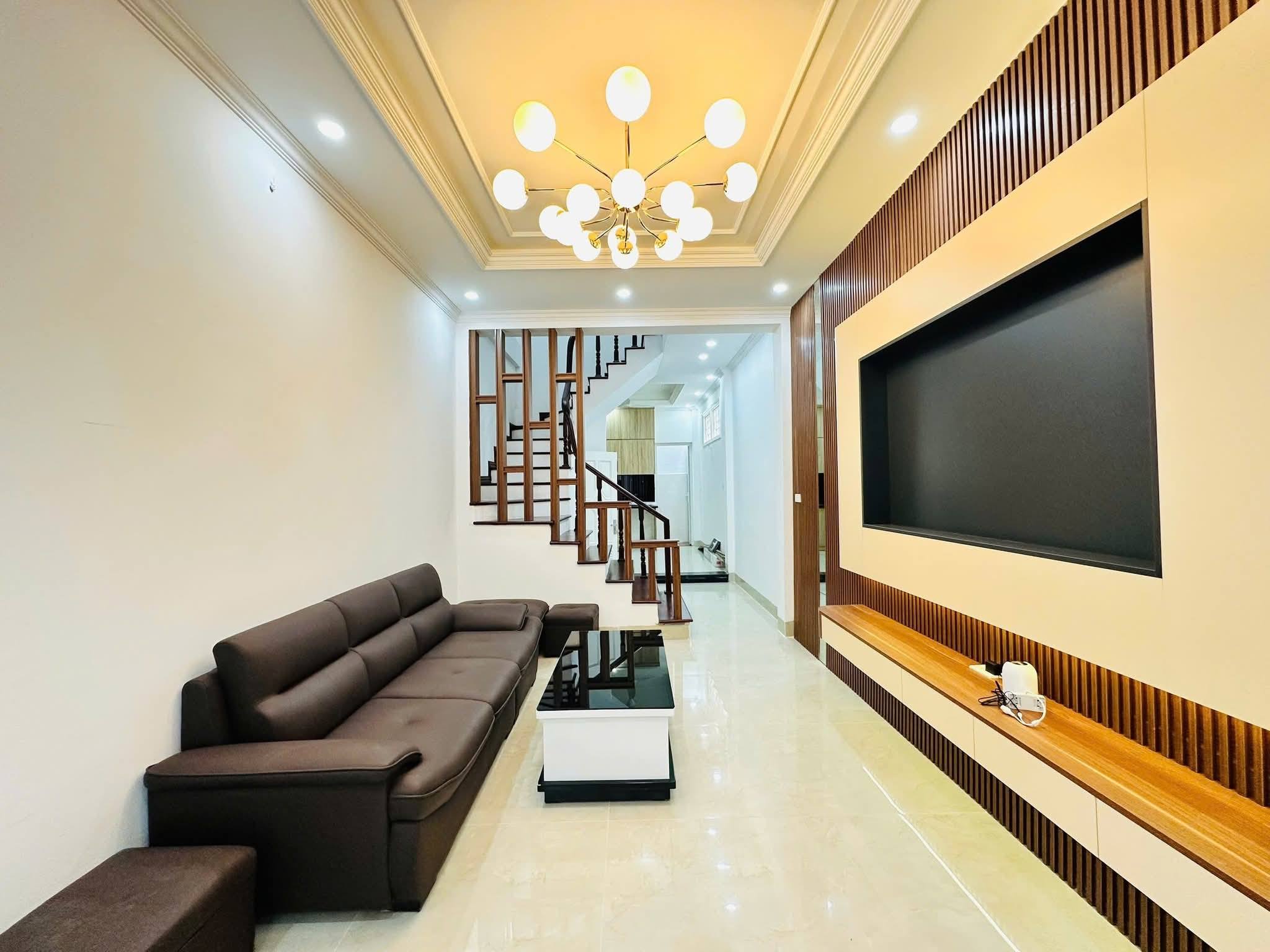 CẦU GIẤY – LÔ GÓC 2 THOÁNG – NGÕ THÔNG KINH DOANH – NHÀ ĐẸP Ở NGAY