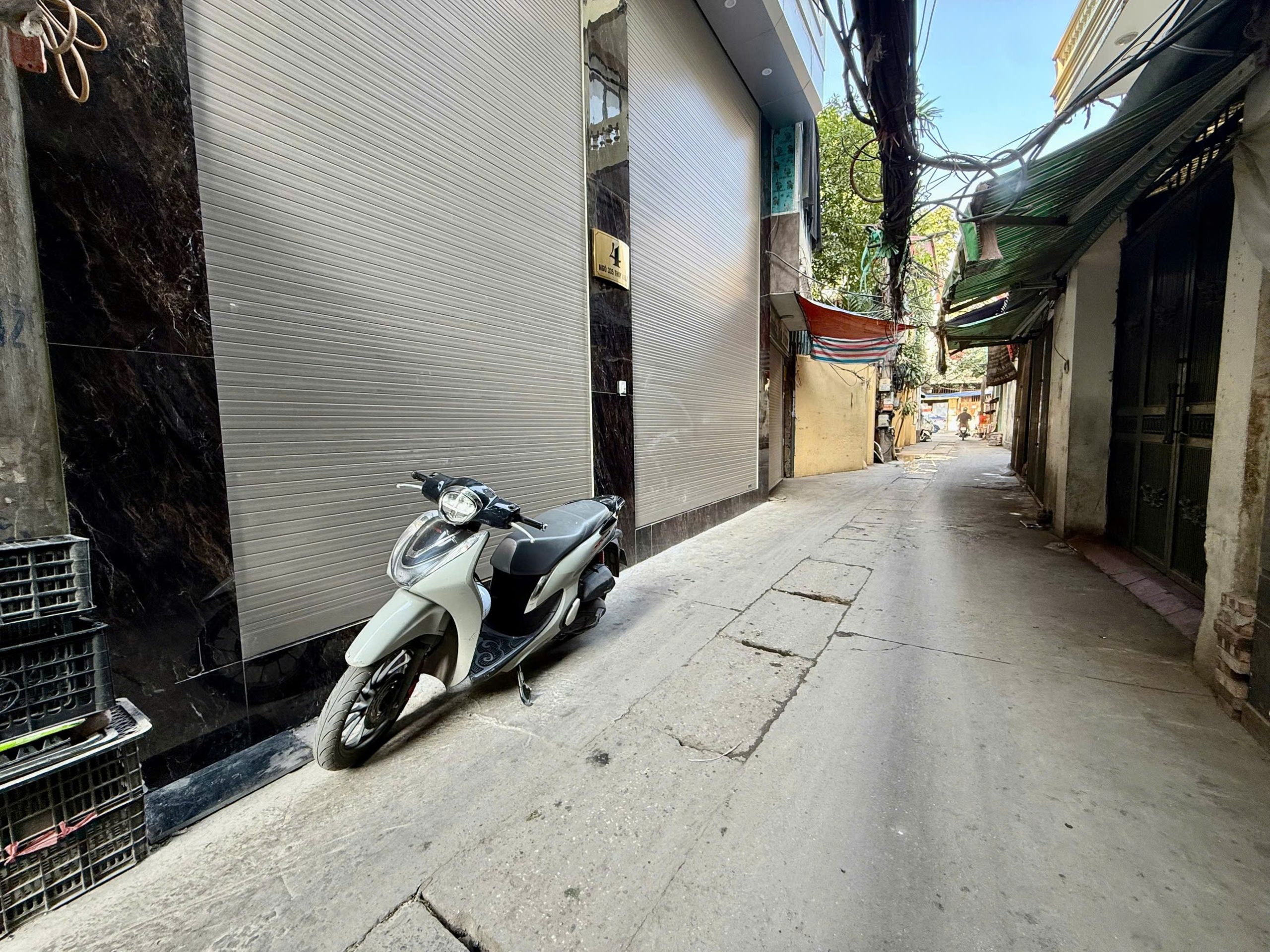 LẠC LONG QUÂN - OTO ĐỖ CỬA - MẶT NGÕ THÔNG KINH DOANH - 2 MẶT THOÁNG - GẦN PHỐ - TẶNG FULL NỘI THẤT- SỔ VUÔNG ĐẸP ,