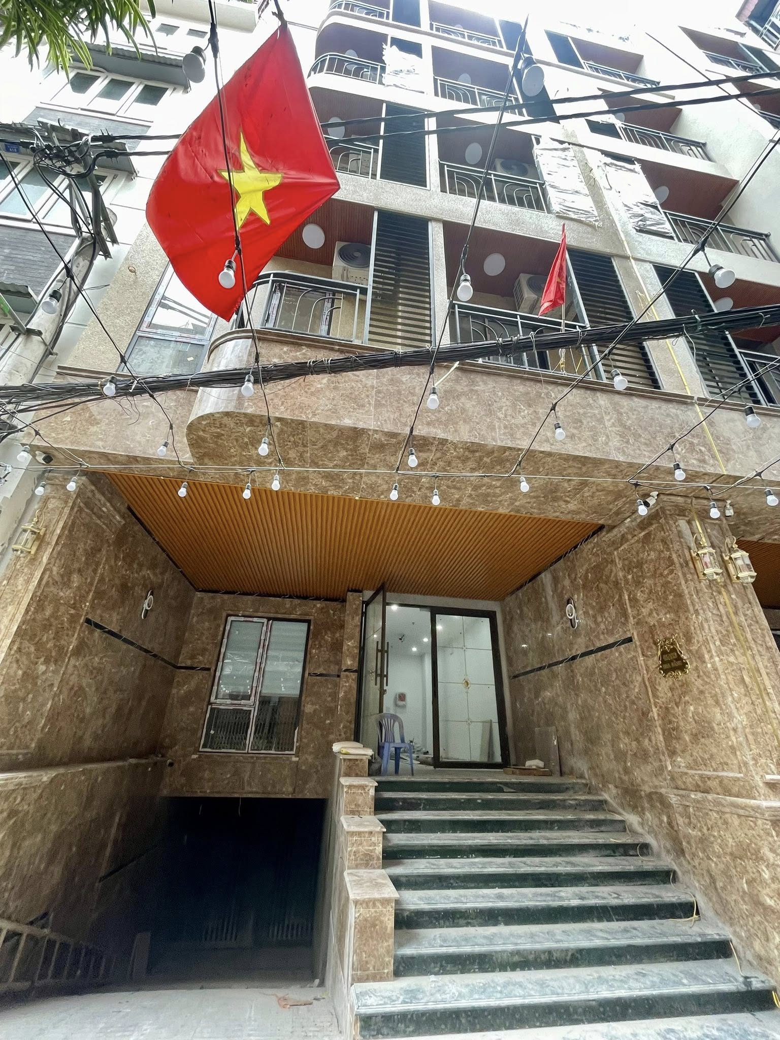 BÁN TÒA NHÀ CHDV PHỐ HOA BẰNG. 160M2 - 8 TẦNG. THANG MÁY. 24 PHÒNG KHÉP KÍN.