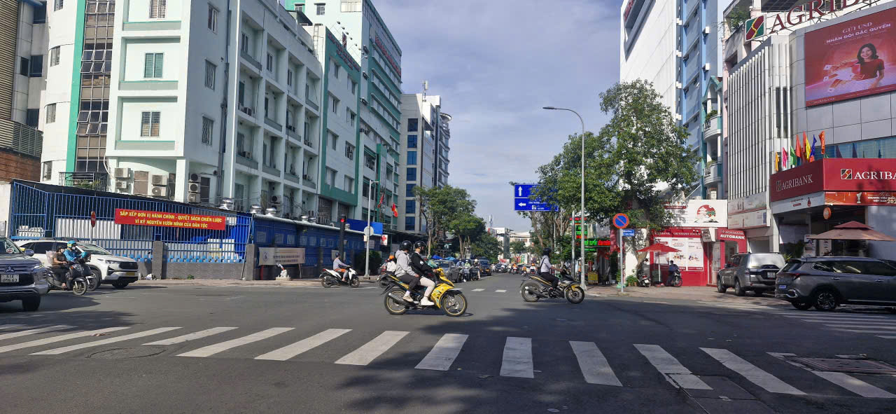 Tài chính 13 tỷ, căn góc 4 tầng, Trường Sa Quận 3, đậu xe trước nhà, giá tốt nhà trung tâm.