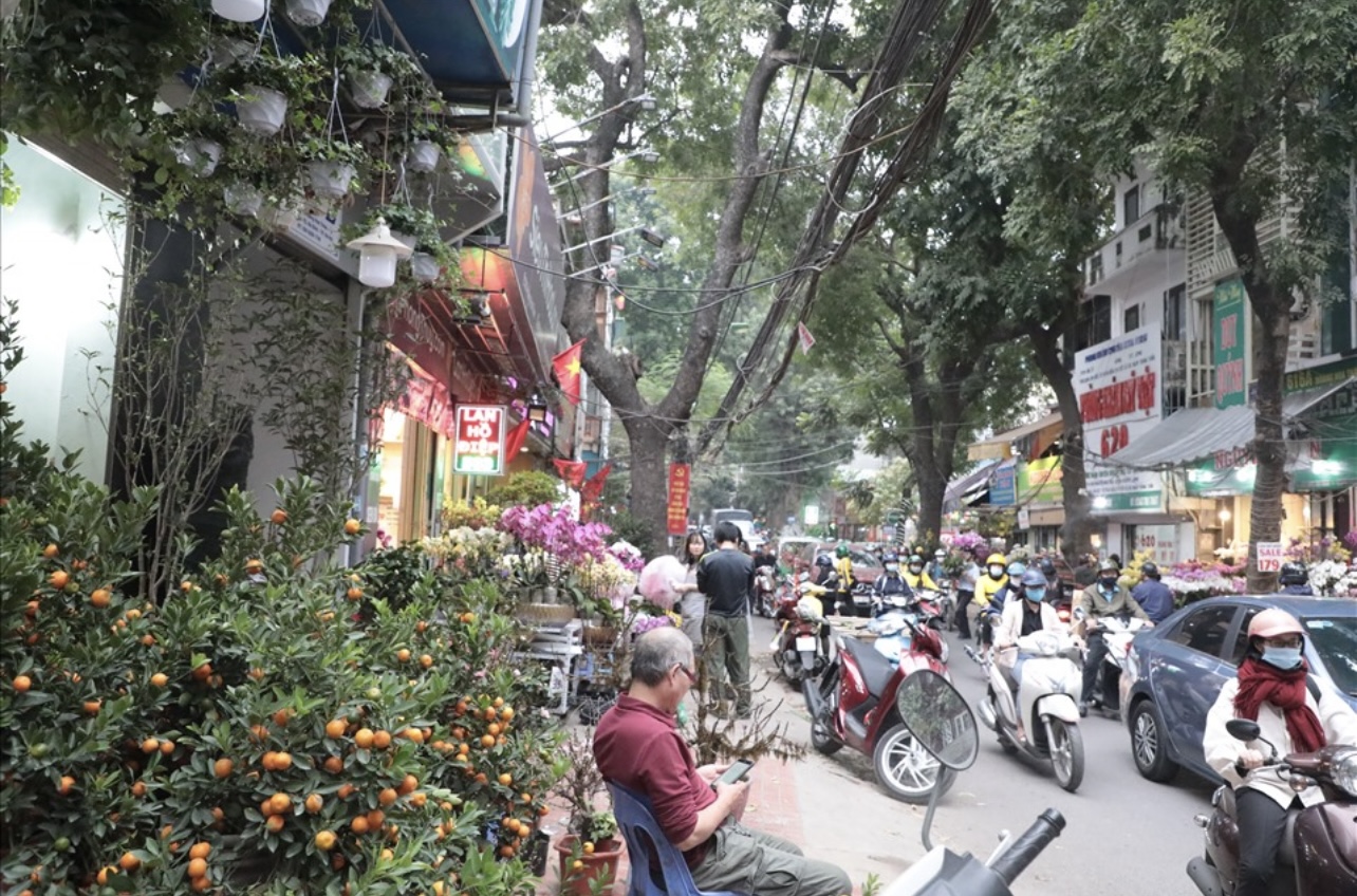 BÁN ĐẤT TẶNG NHÀ C4 MẶT PHỐ - KINH DOANH - LÔ GÓC - NGAY NGÃ 5 HOÀNG QUỐC VIỆT - LẠC LONG QUÂN - HOÀNG HOA THÁM - VÕ CHÍ CÔNG VỊ TRÍ ĐẸP GIAO THÔNG THUẬN TIỆN