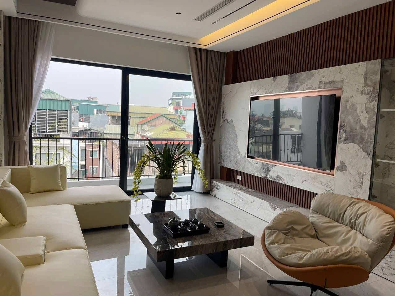 NHÀ VỊ TRÍ ĐẸP- PHÂN LÔ DÂN TRÍ CAO PHỐ ĐỖ QUANG- 7 TẦNG THANG MÁY- Ô TÔ TRÁNH.