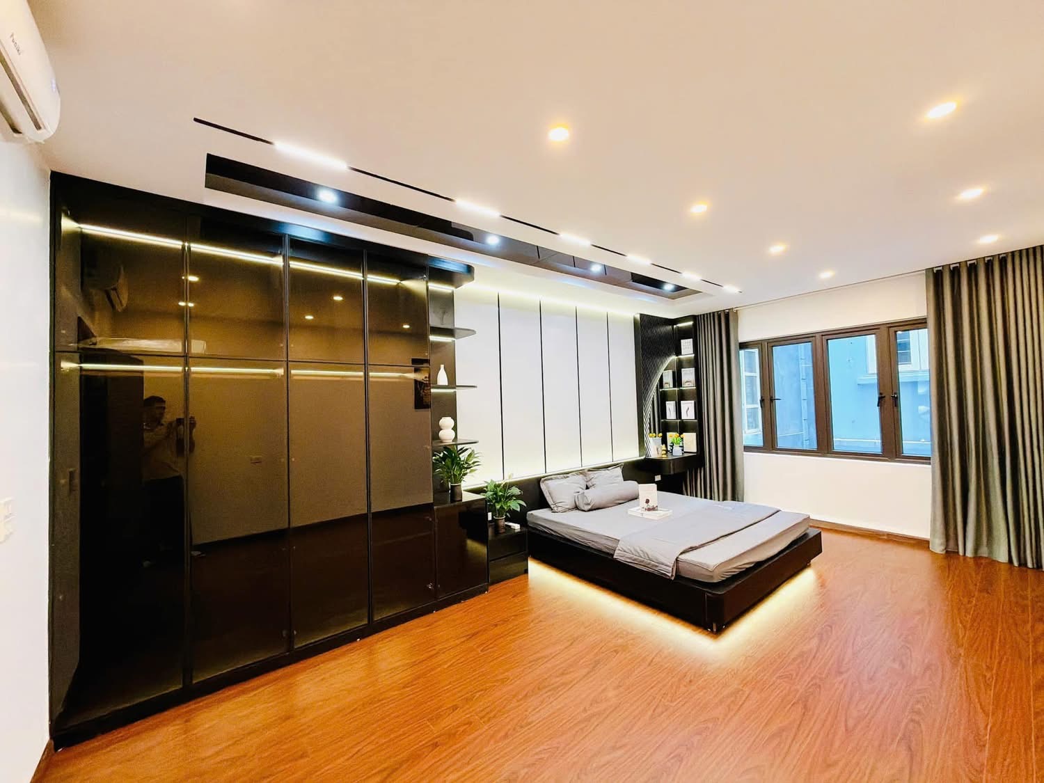 NHÀ ĐẸP- LÔ GÓC- 54M- 5 TẦNG- THANG MÁY- Ở SƯỚNG- NGÕ THÔNG- PHỐ TRUNG KÍNH.