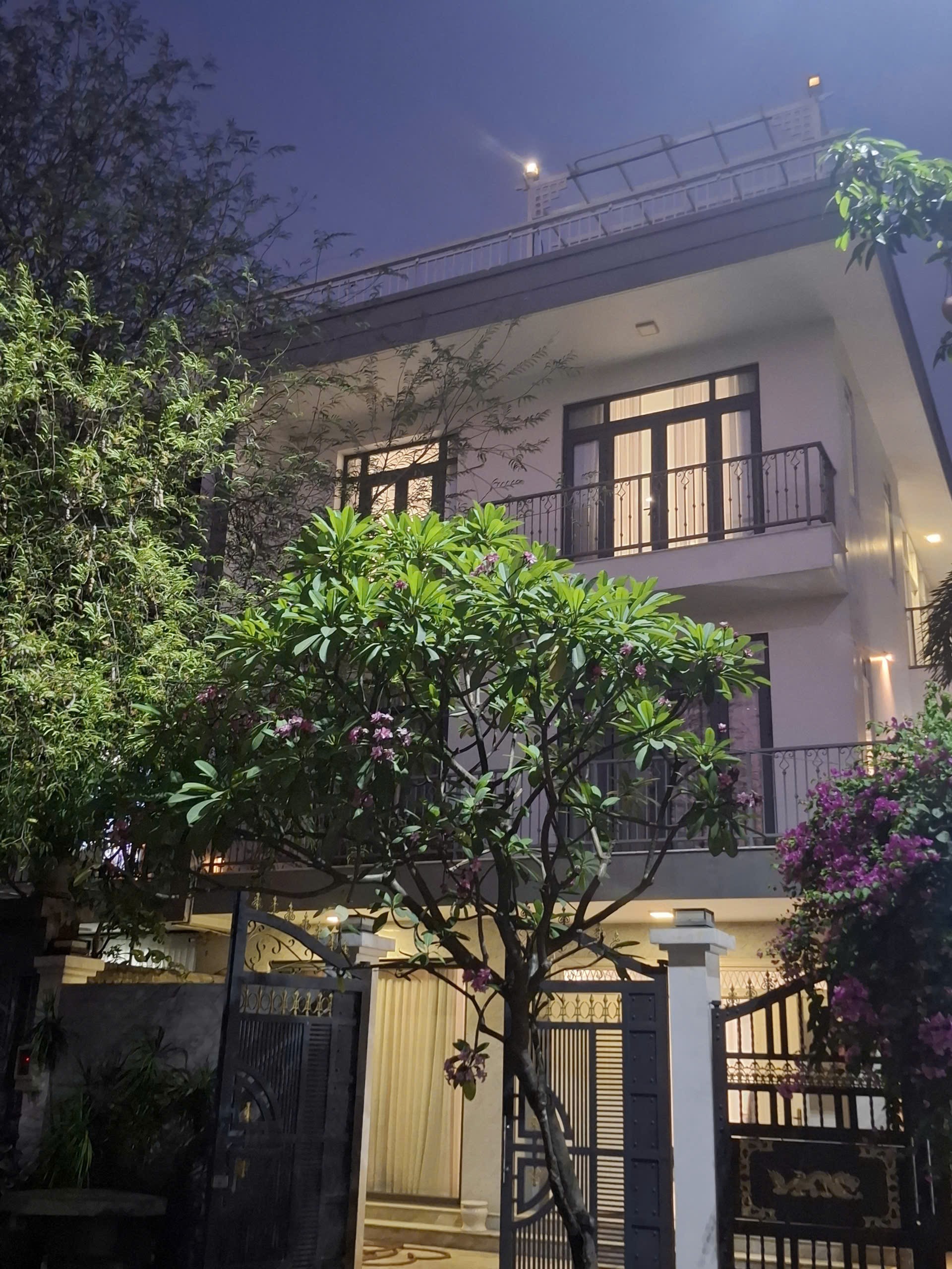 Bán nhà mặt tiền đường D17 Phước Long B Tp Thủ Đức giá 23,5 tỷ