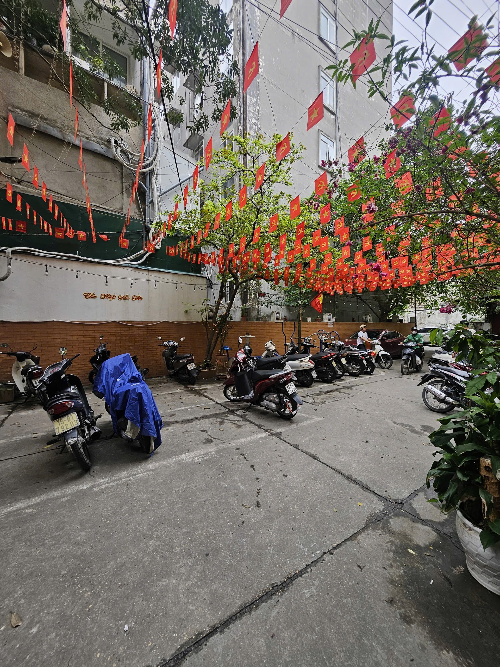 CHÍNH CHỦ NHỜ BÁN NHÀ TẬP THỂ TRUNG TÂM ĐỐNG ĐA GIÁP BA ĐÌNH- NHÀ ĐẸP 2 TẦNG - ĐẦY ĐỦ TIỆN NGHI- GẦN SÂN VẬN ĐỘNG HÀNG ĐẪY -GẦN LĂNG BÁC-BV SANHPON- BV SP