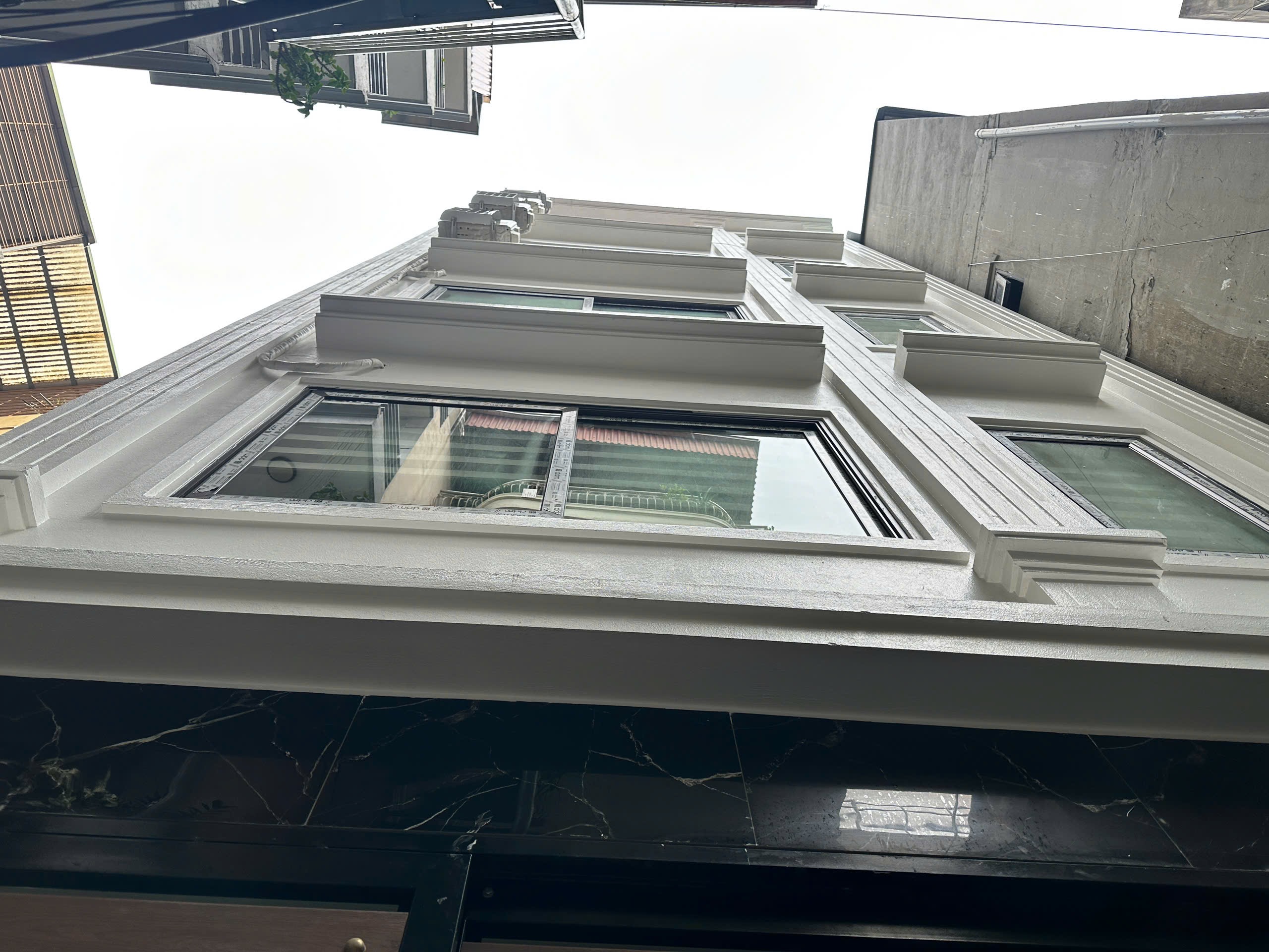 BÁN CĂN HỘ DỊCH VỤ TRUNG TÂM ĐỐNG ĐA – HÀO NAM - DIỆN TÍCH 70M x 8T, THANG MÁY- MẶT TIỀN 6M, KHU VỰC SẦM UẤT, GẦN GA TÀU ĐIỆN CÁT LINH VÀ CÁC TRƯỜNG ĐẠI HỌC.