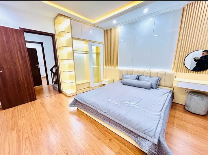 Bán nhà 5 tầng -ngõ oto - kinh doanh - t1 gara + vs. T2,3,4 mỗi tầng 1 phòng ngủ rộng + wc ngoài. T5 phòng thờ và sân phơi