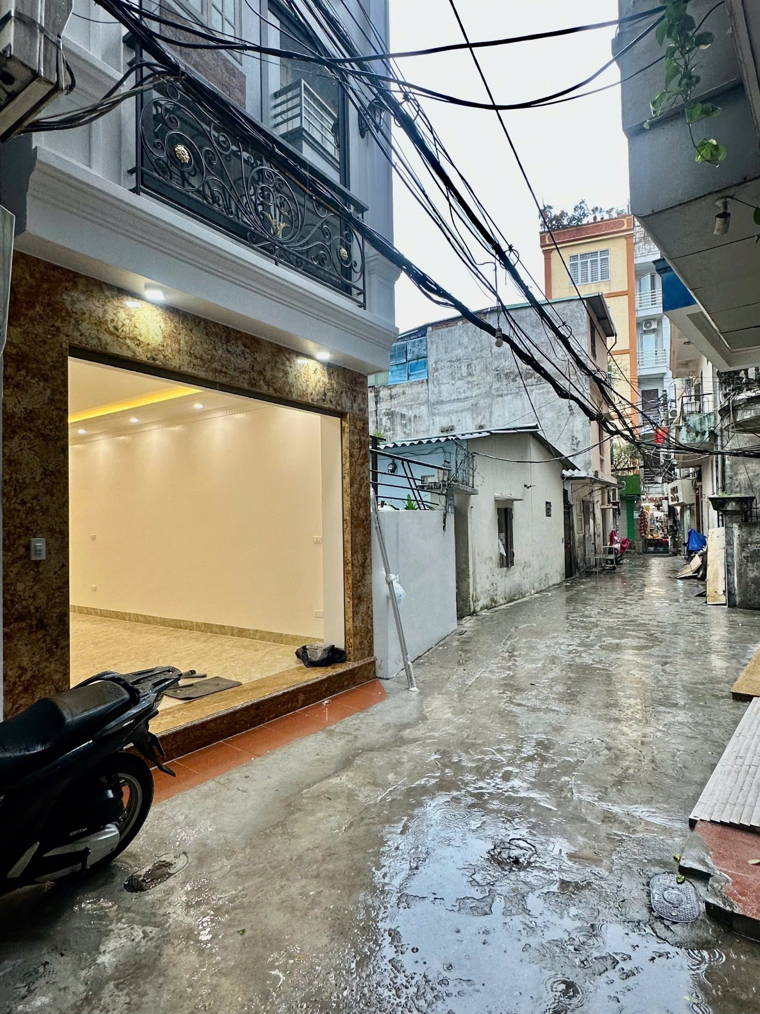 BÁN NHÀ MỚI KÍNH KOOG -NGUYỄN NGỌC VŨ - 6 TẦNG THANG MÁY - NGÕ NÔNG GẦN PHỐ - TRƯỚC NHÀ RỘNG THOÁNG - GIÁ 15.5 TỶ ,,