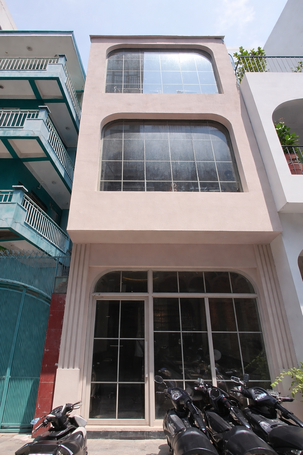 Bán Nhà Đường Phạm Ngọc Thạch Q.3 - Hẻm Xe Hơi Thông - 68m² x 3 Tầng - 27,5 Tỷ - Đang Cho Thuê Gần 1 Tỷ/Năm Chỉ Cách Mặt Tiền 30m