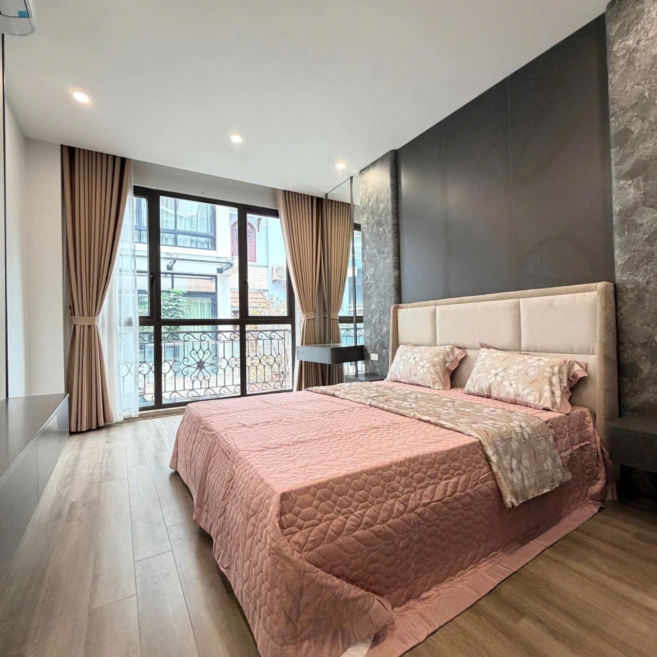 BÁN NHÀ KHU PHÂN LÔ VIP ĐƯỜNG TÔN ĐỨC THẮNG,NGÕ THÔNG Ô TÔ TRÁNH, FULL NỘI THẤT, KINH DOANH TỐT