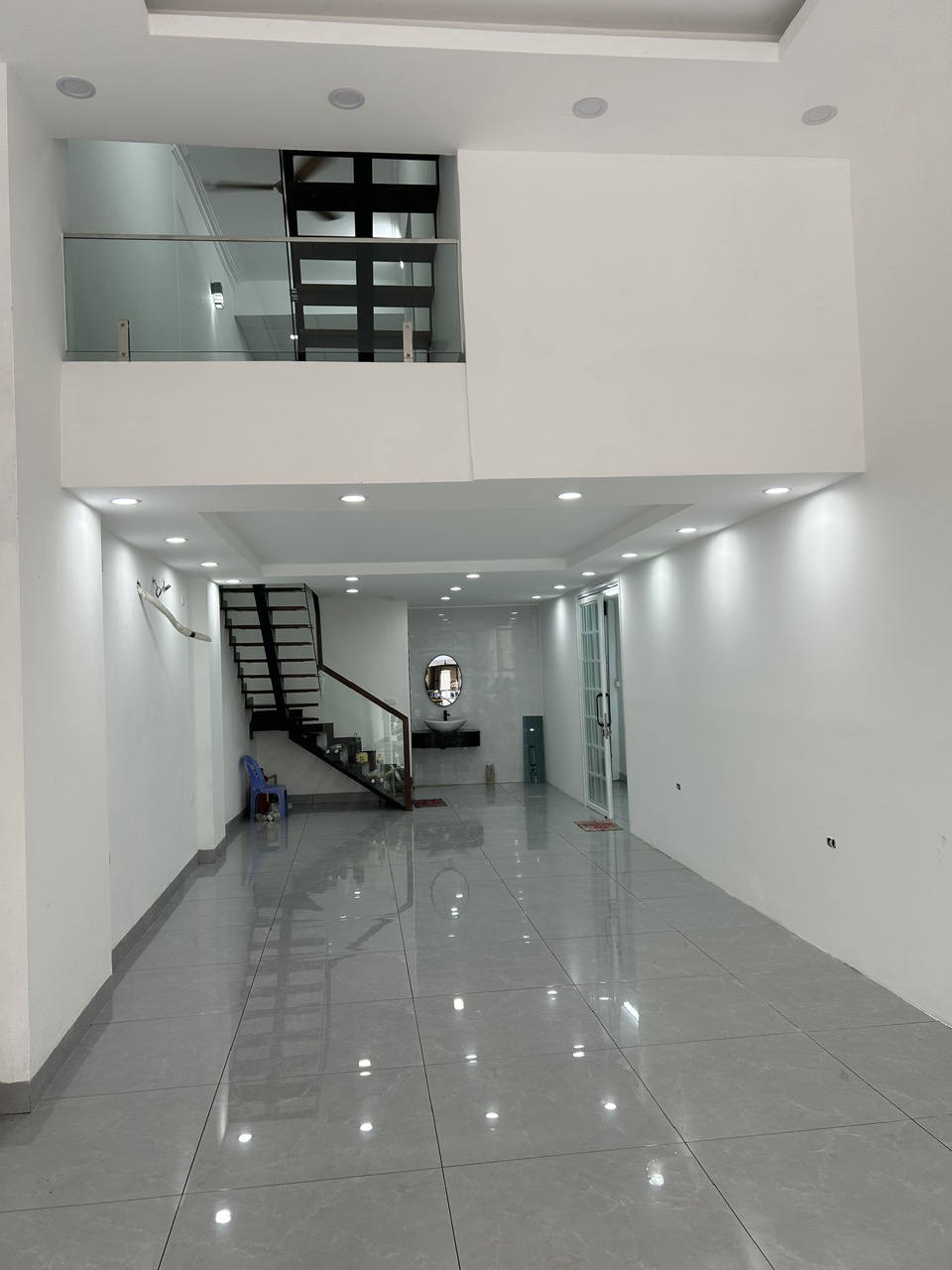 Cho thuê nhà 2 tầng mặt phố Tôn Đức Thắng,hợp làm văn phòng, ngân hàng, Spa, vàng bạc...