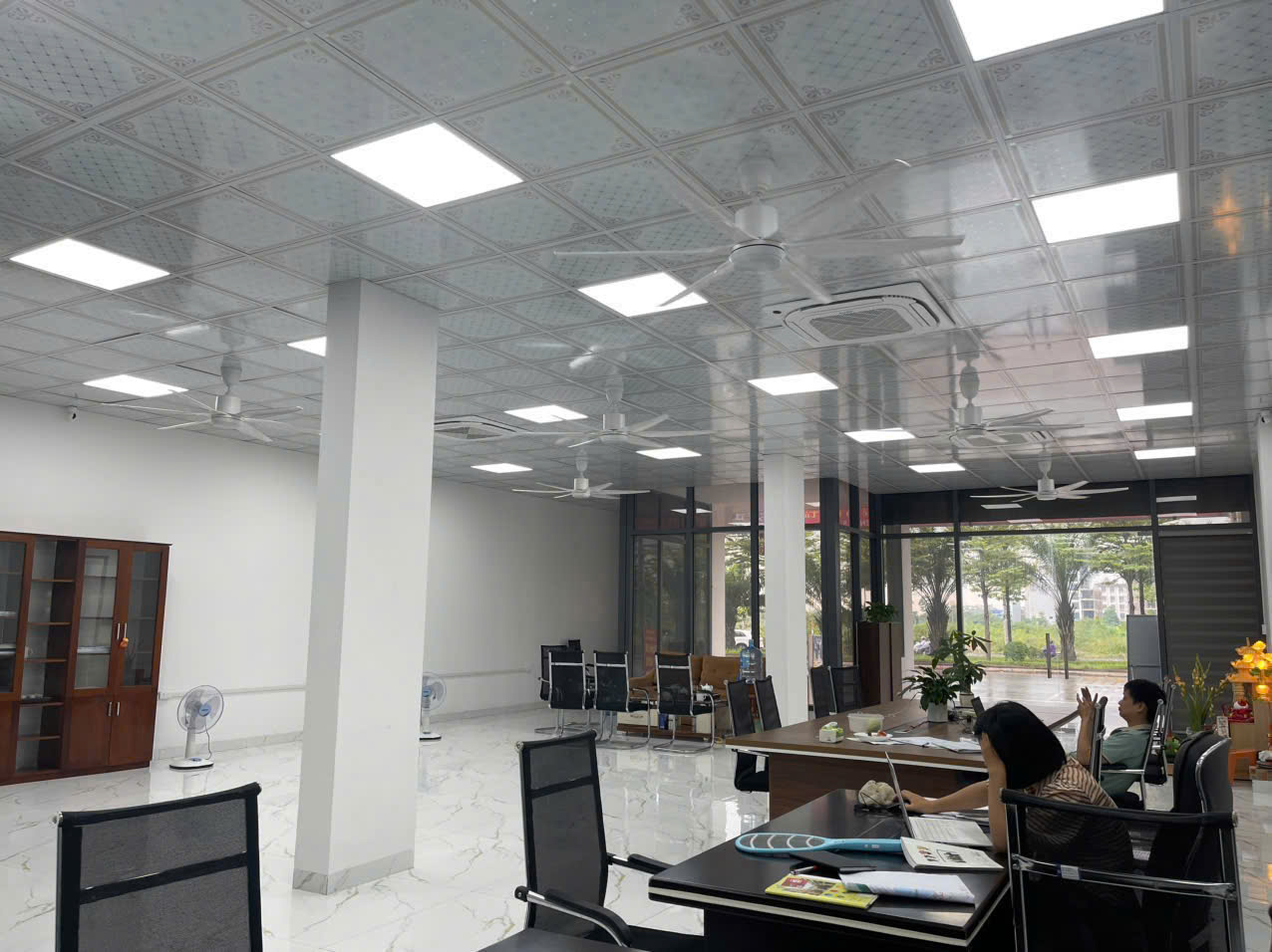 CHO THUÊ TÒA NHÀ VP 9 TẦNG - MẶT TIỀN RỘNG - VỈA HÈ THOÁNG - GIÁ CHỈ 120TR/THÁNG