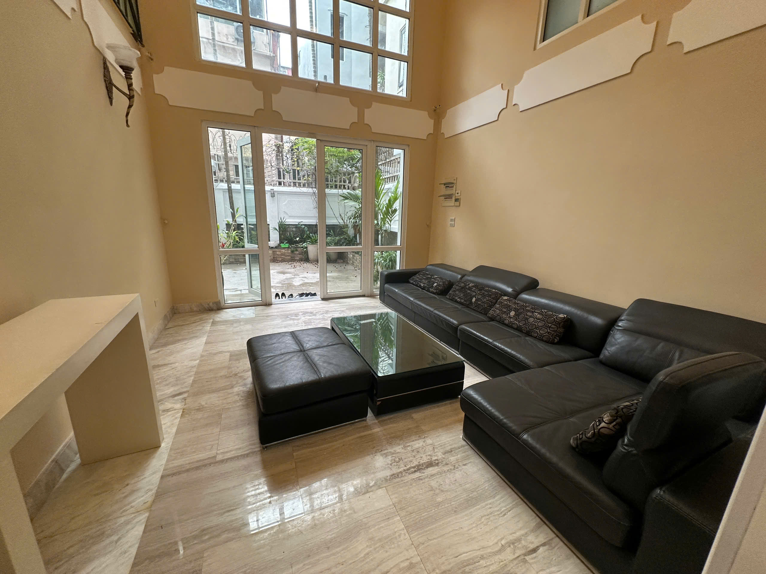 Bán nhà Hoàng Hoa Thám, 1 nhà ra phố, ngõ rộng, 50m2, mặt tiền 5m, chỉ 12.5 tỷ