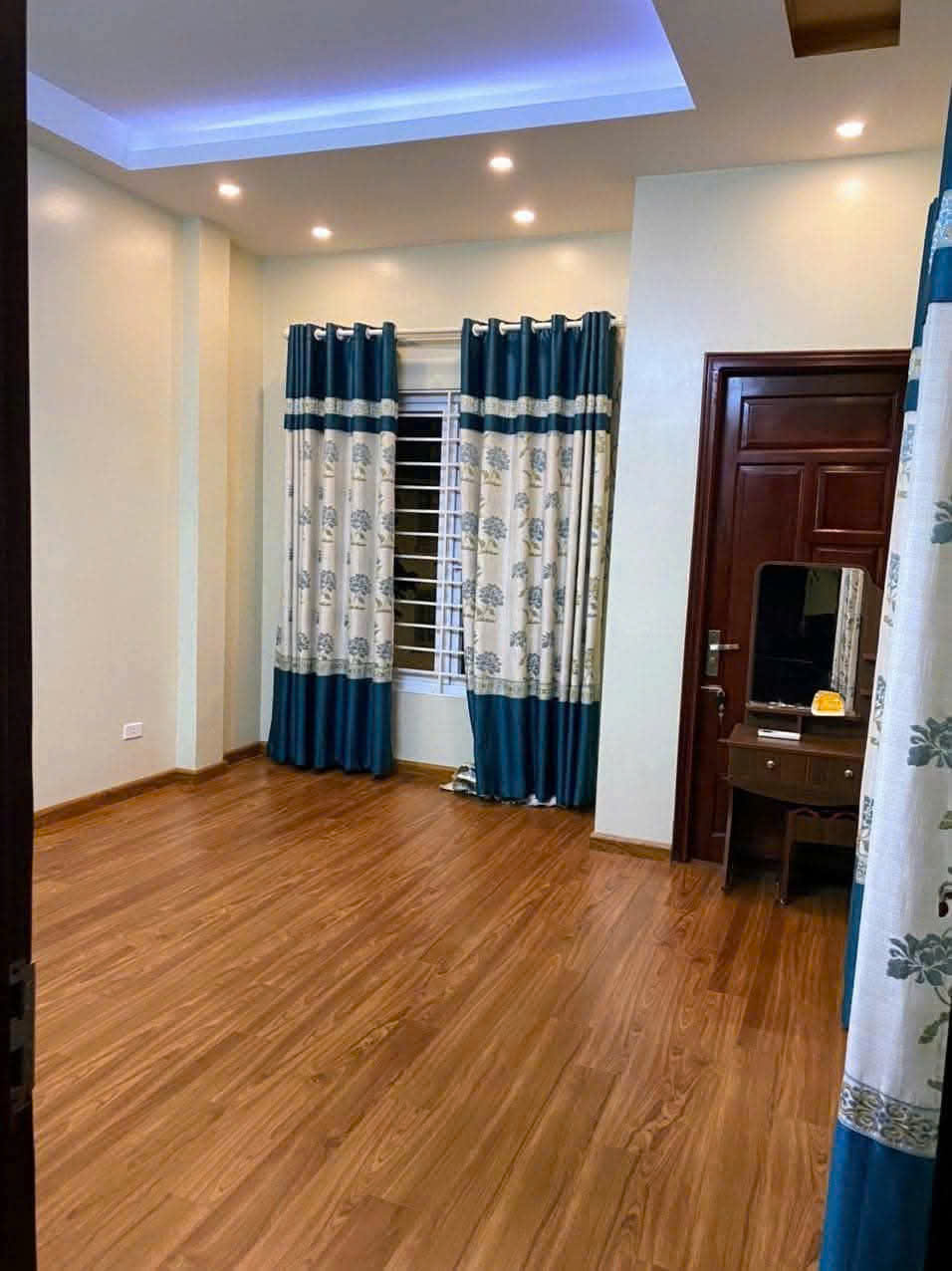 CHO THUÊ GIÁP BÁT, GIẢI PHÒNG, NỘI THẤT, Ô TÔ ĐỖ CỬA, LÀM VP, 50M 5T, 15TR 0903258273