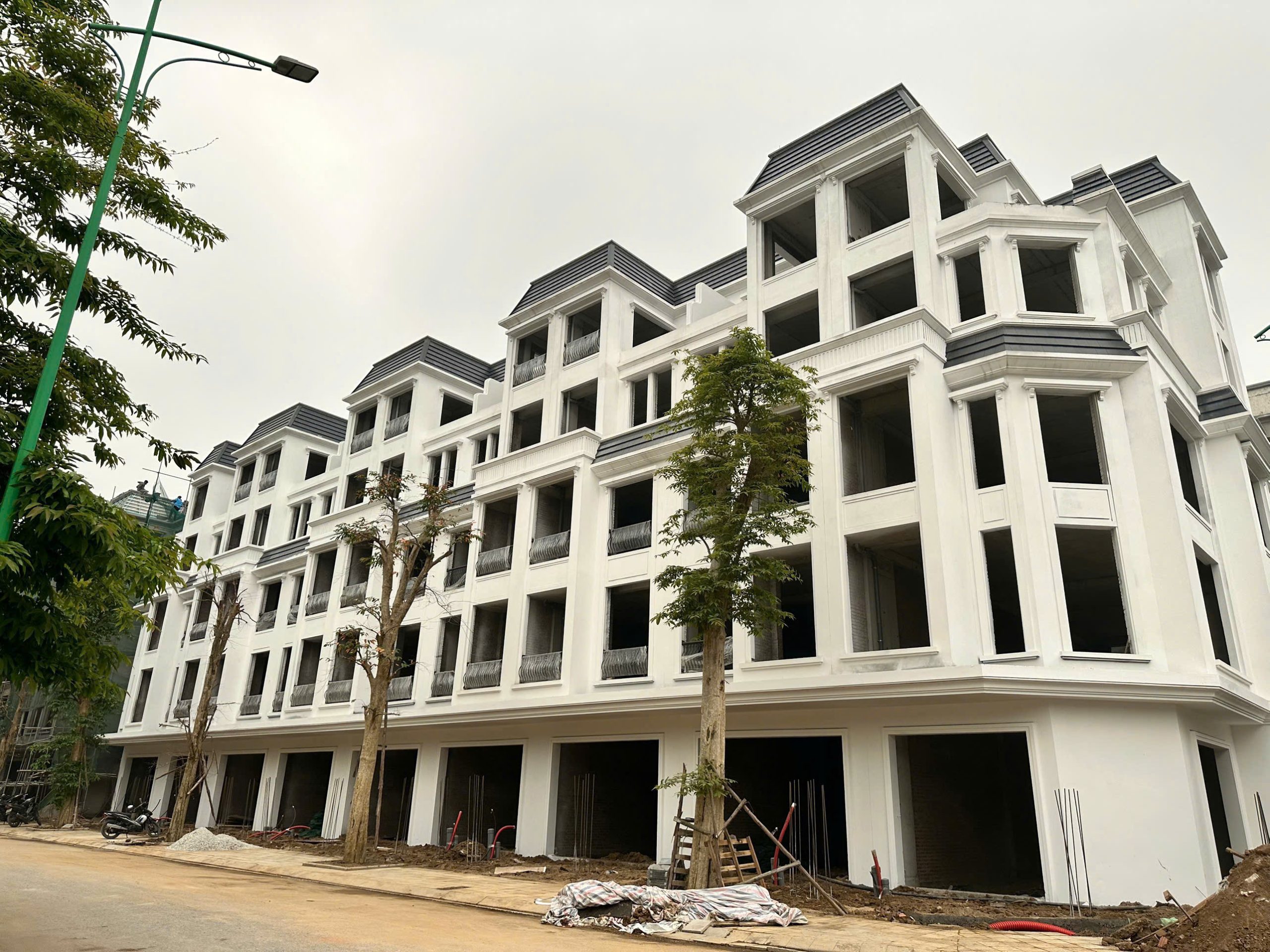 BÁN BIỆT THỰ CỔ BI DT 98M2 NGAY CẠNH TRƯỜNG HỌC CÓ Ô CHỜ THANG MÁY DÂN CƯ ĐÔNG ĐÚC NHỈNH 17 TỶ